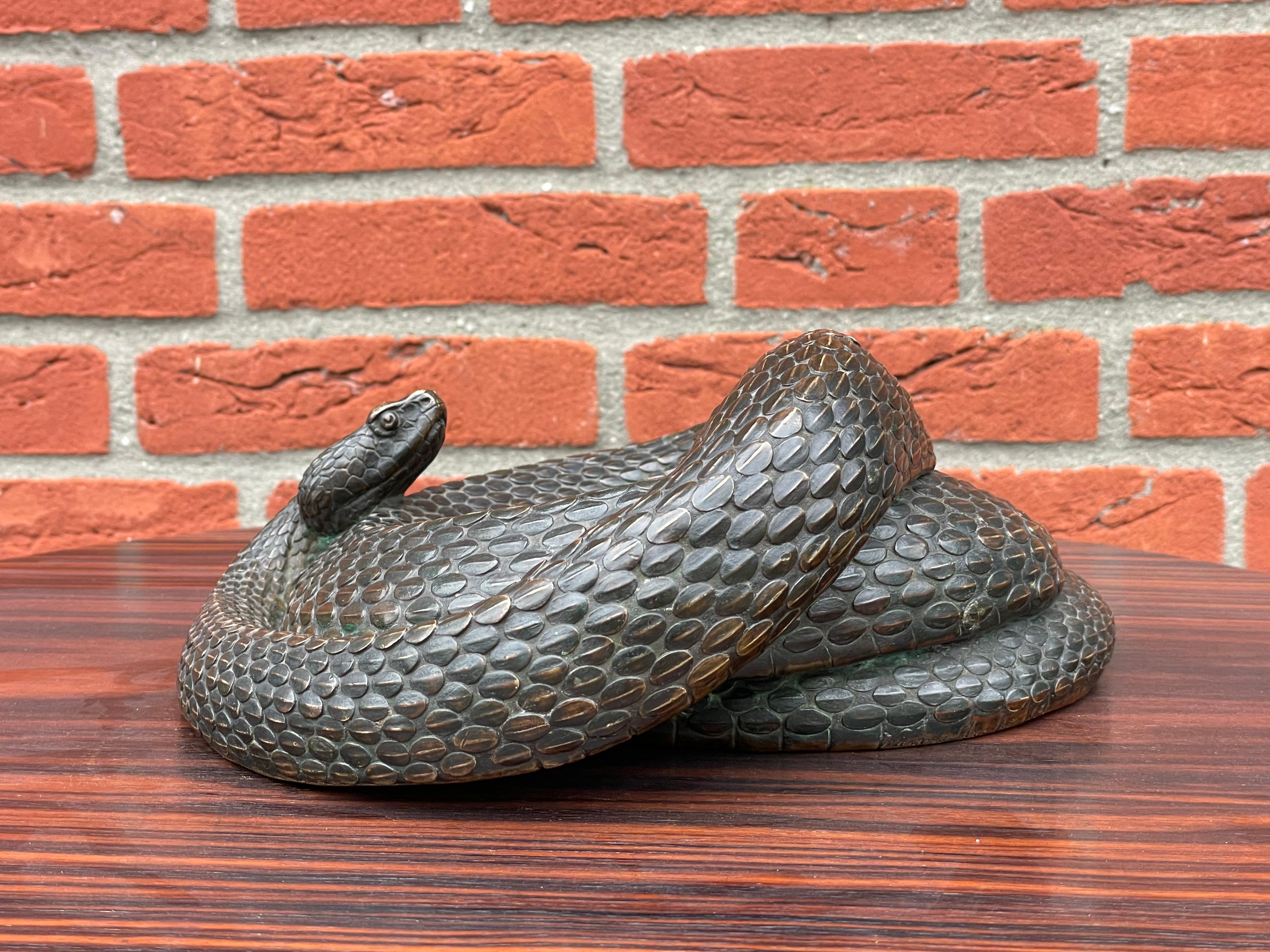 Scultura di serpente a sonagli a spirale in bronzo antico degna di un museo, firmata e marcata 1885 3