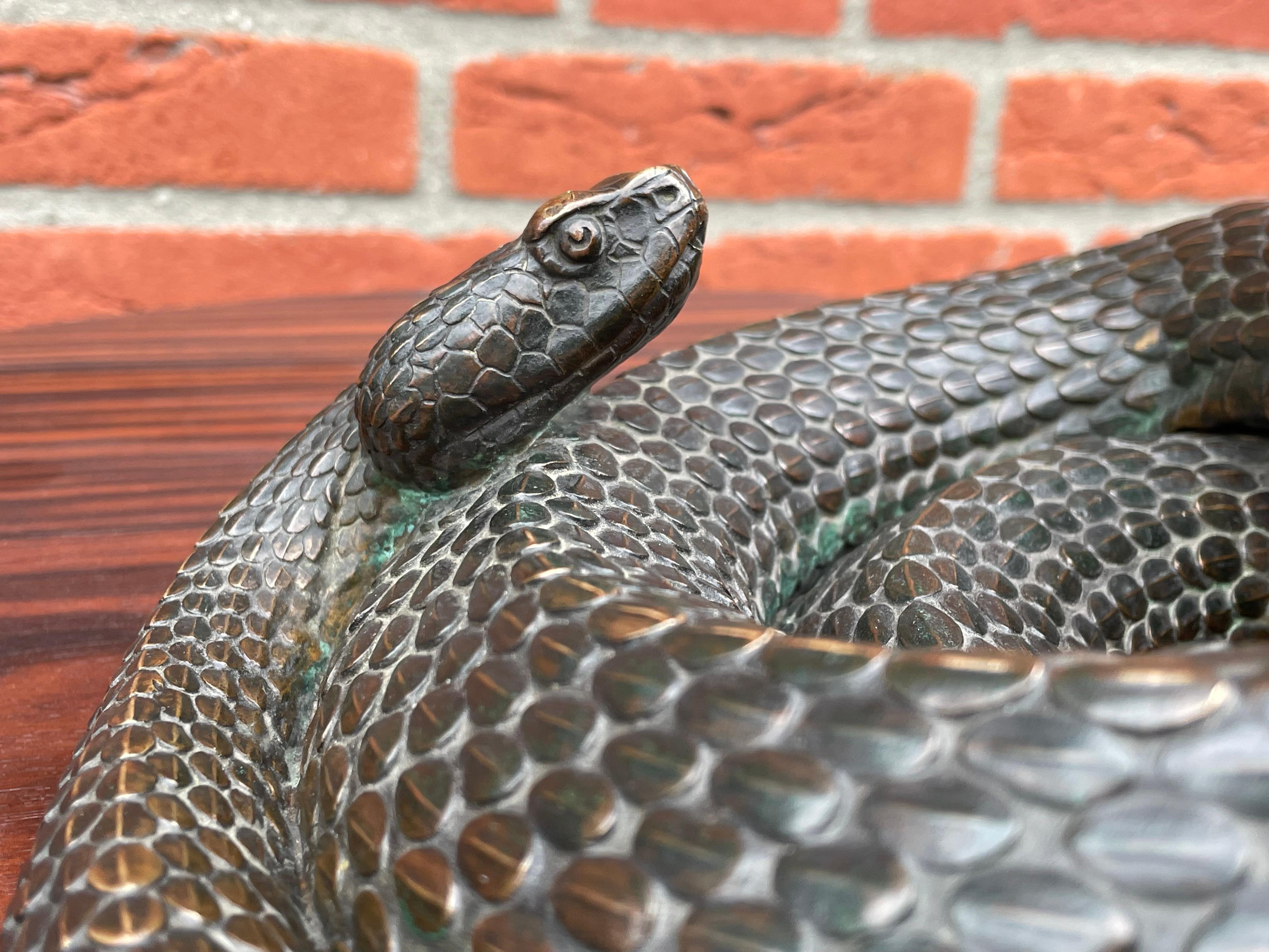 Scultura di serpente a sonagli a spirale in bronzo antico degna di un museo, firmata e marcata 1885 4