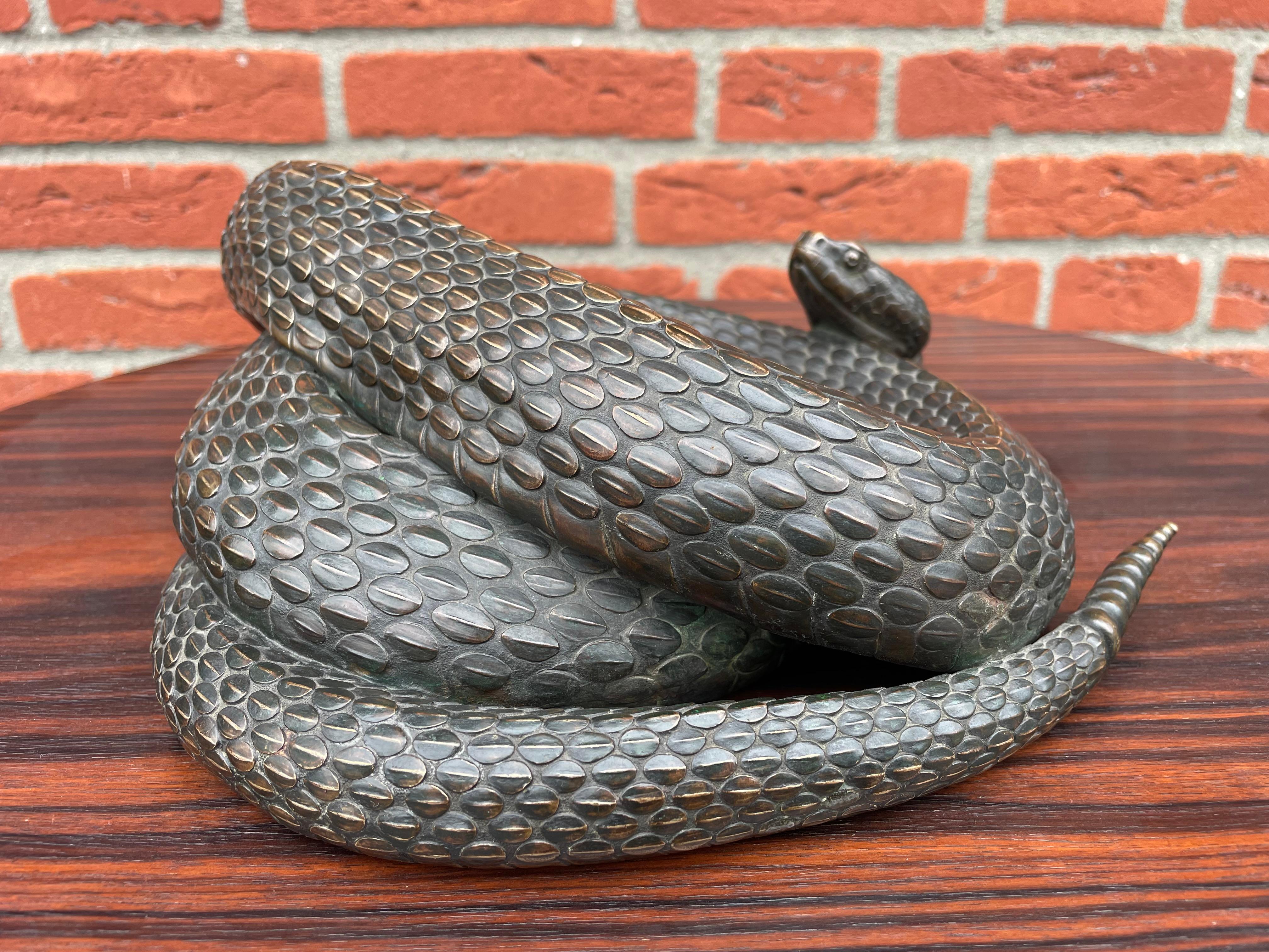 Scultura di serpente a sonagli a spirale in bronzo antico degna di un museo, firmata e marcata 1885 6