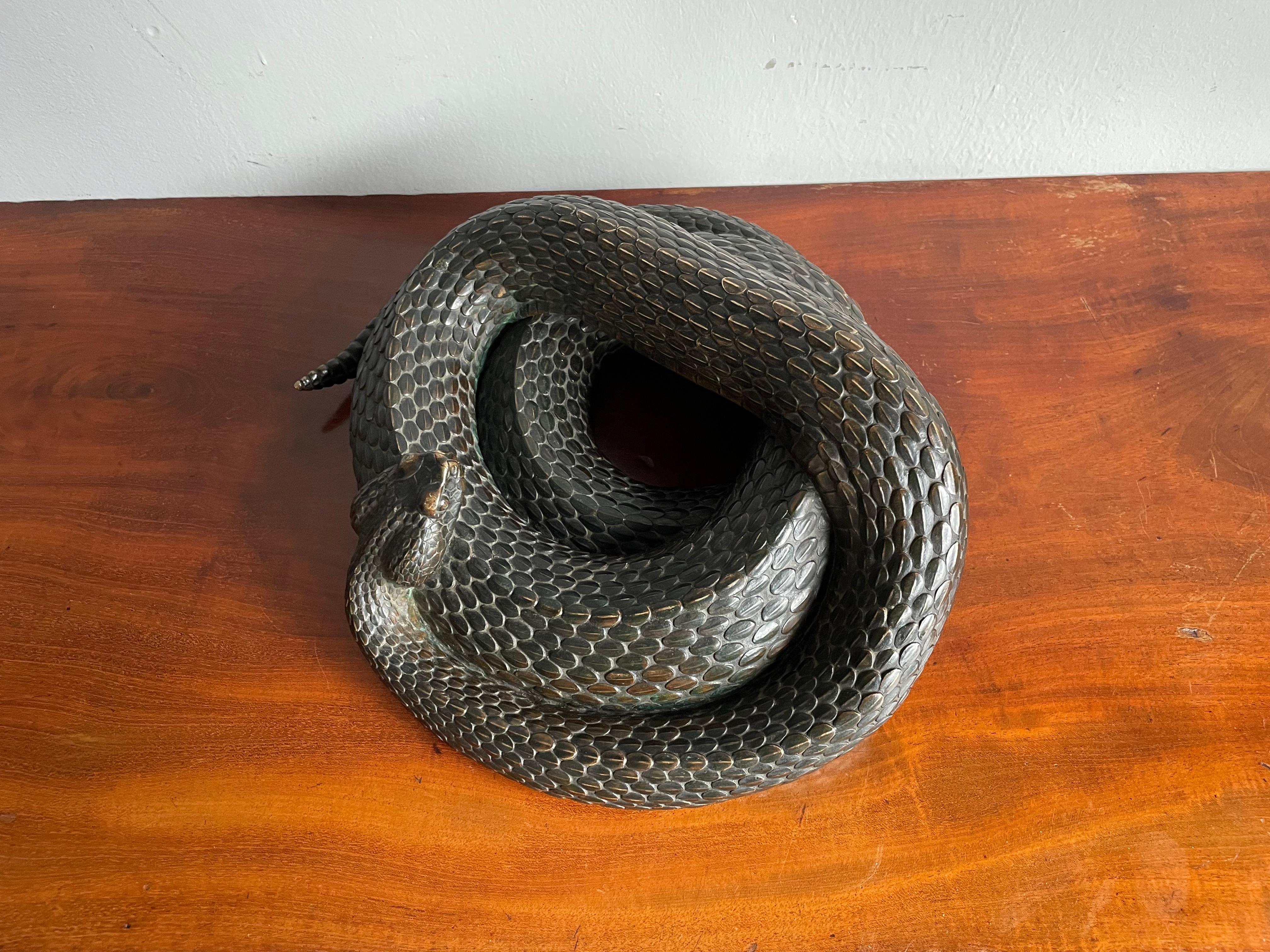 Scultura di serpente a sonagli a spirale in bronzo antico degna di un museo, firmata e marcata 1885 8