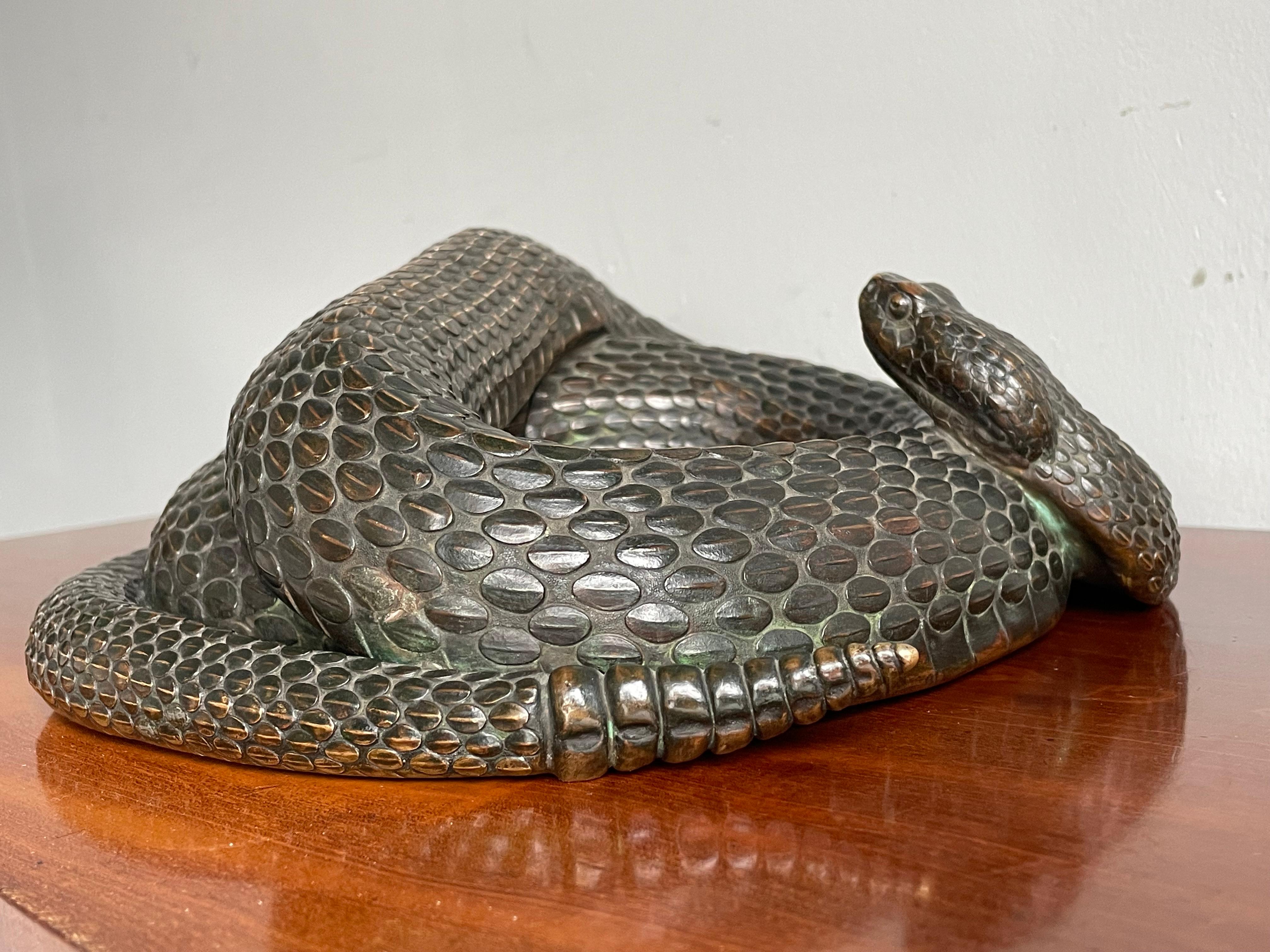Arts and Crafts Scultura di serpente a sonagli a spirale in bronzo antico degna di un museo, firmata e marcata 1885
