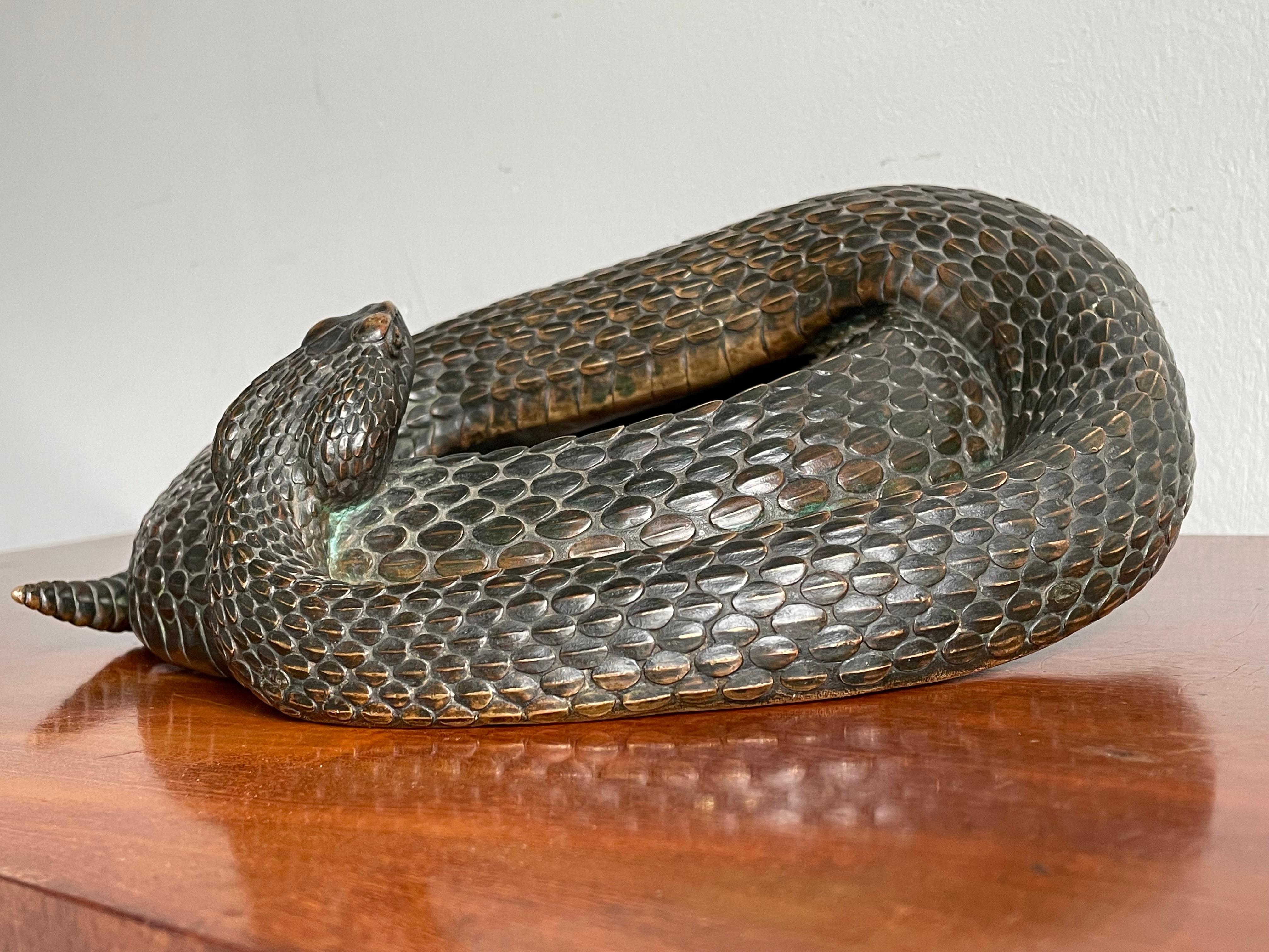 Europeo Scultura di serpente a sonagli a spirale in bronzo antico degna di un museo, firmata e marcata 1885
