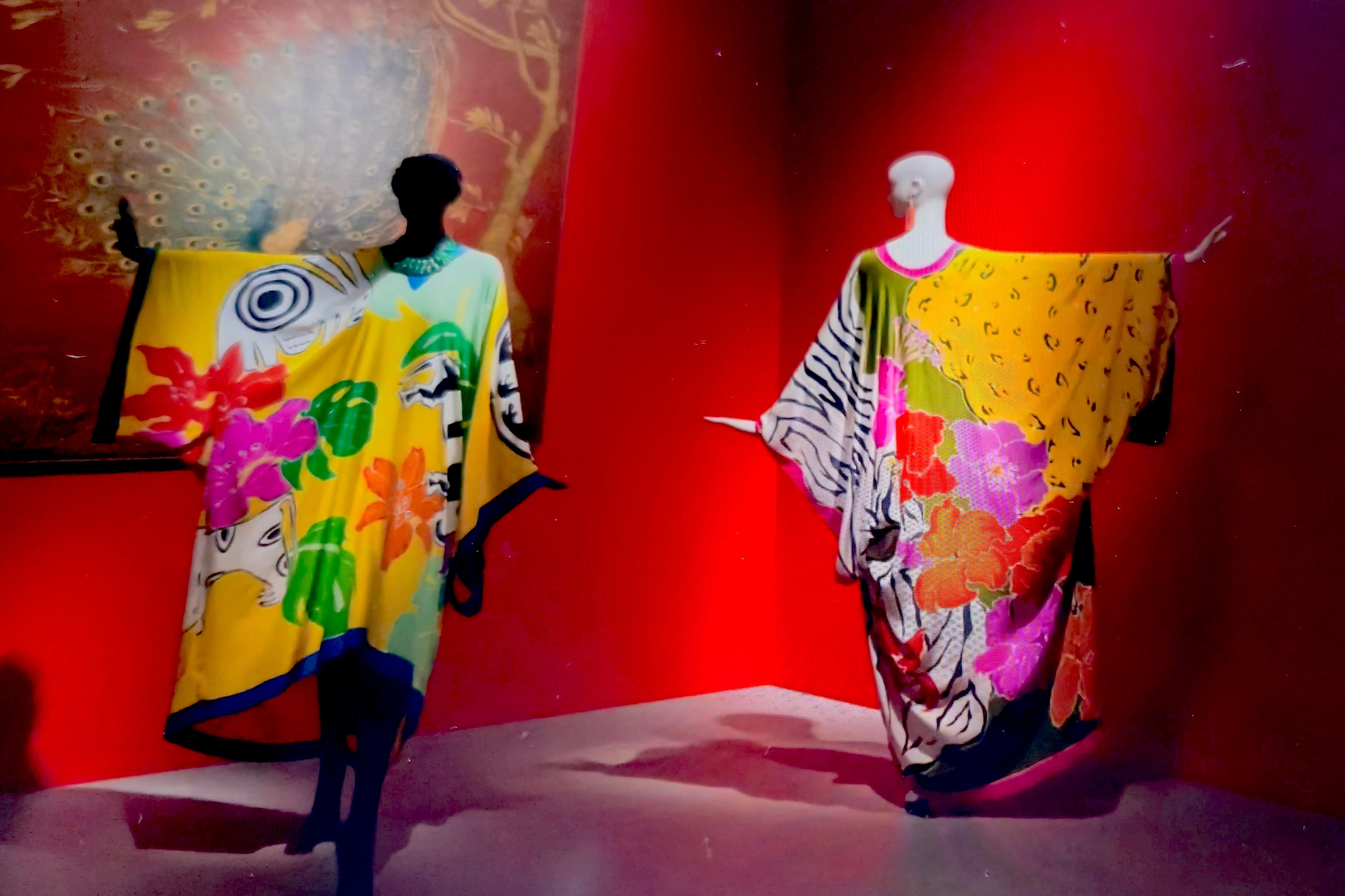 OscarDeLaRenta 1982 MuseumShown Handpainted Floral Abstract CrepeDeChine Caftan For Sale 8
