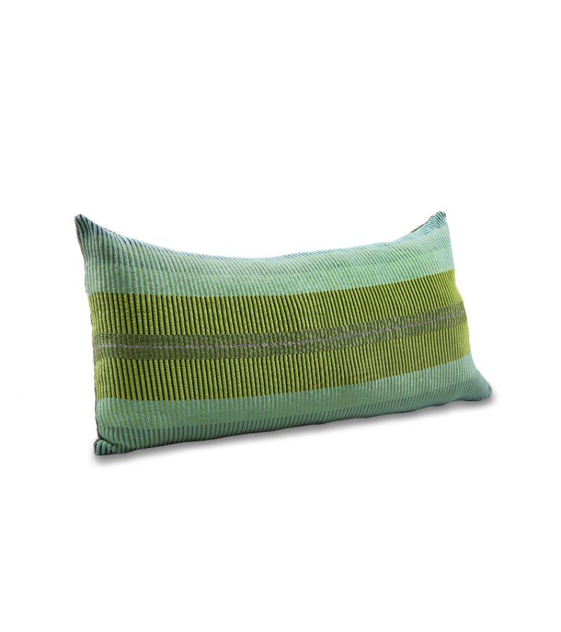 Cuscino a strati Musgo Chumbes di Mae Engelgeer. 
Materiali: 100% Cotone. 
Tecnica: Tessuto a mano in Colombia. 
Dimensioni: L 160 x H 80 cm 
Disponibile nei colori: musgo/banana/argento/pasto. Disponibile anche nelle misure: Cuscino medio,