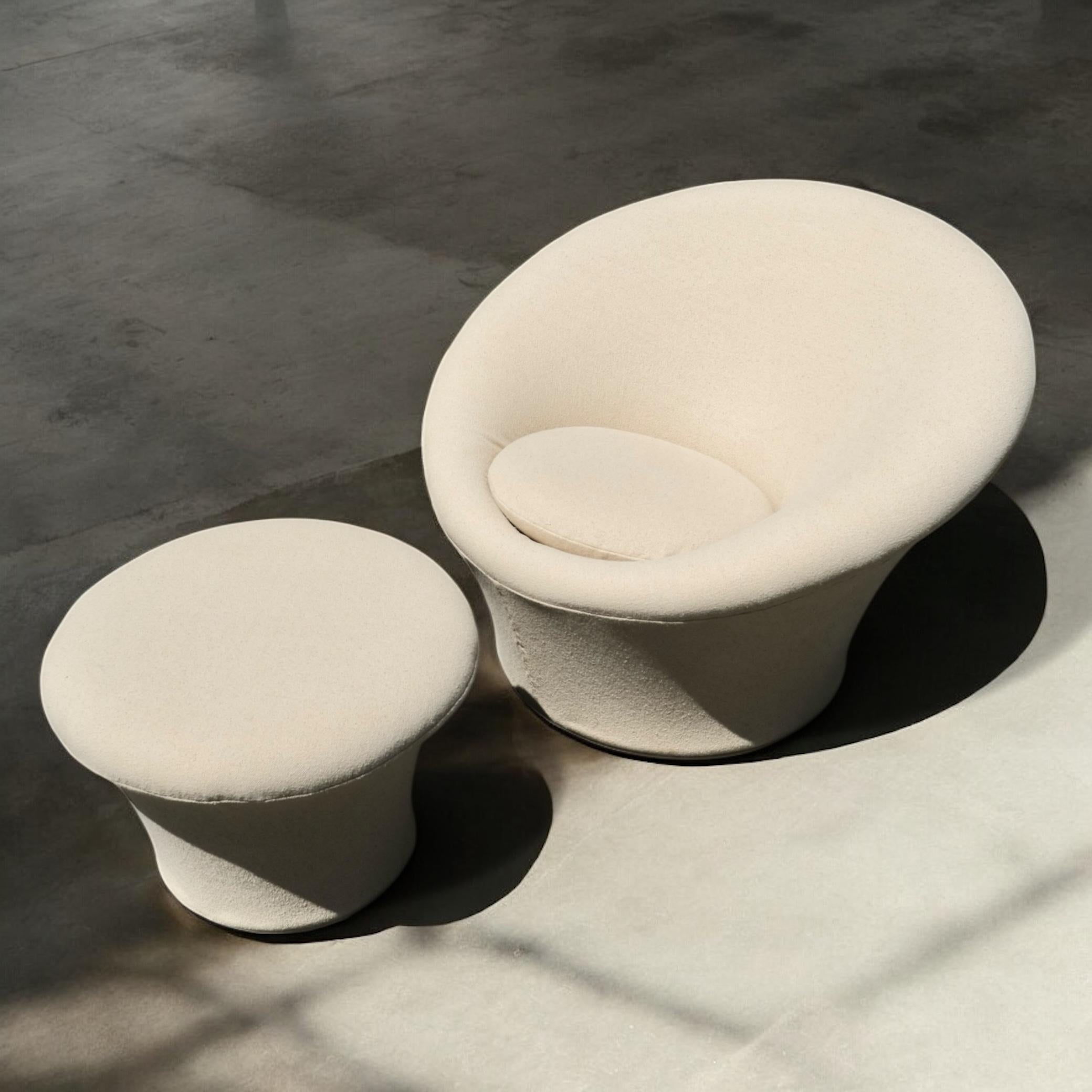 Iconica sedia lounge a fungo con ottomana, disegnata da Pierre Paulin per Artifort, prodotta negli anni '60.
Una vera e propria scultura funzionale, questo pezzo affascina con le sue curve avvolgenti e la sua seduta bassa e generosa, progettata per