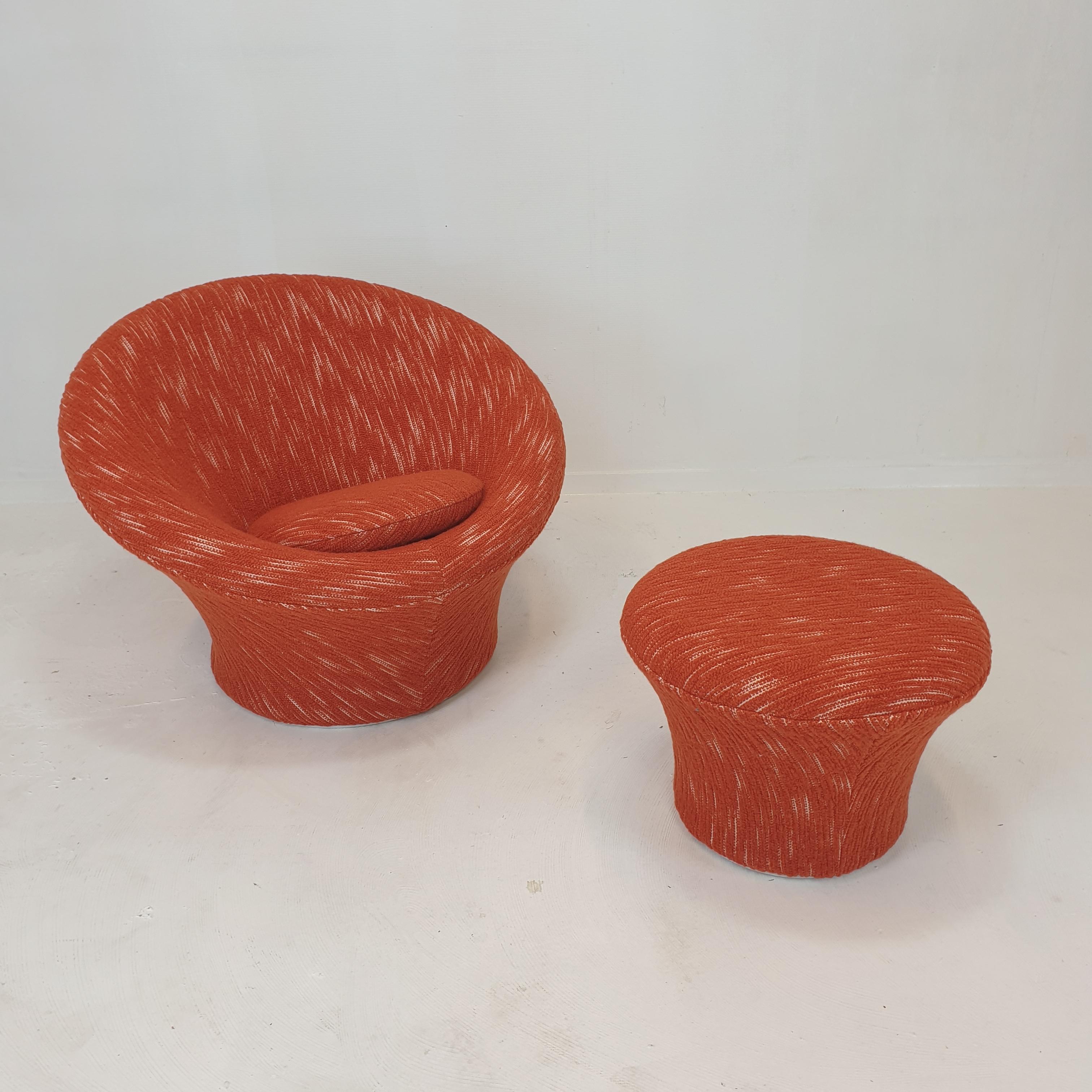 Very comfortable and cosy Artifort Mushroom set, designed by Pierre Paulin in the 60’s. 

Covered with stunning and high quality wool fabric. 

The chair and pouf are completely restored by a French Pierre Paulin specialist, they are in perfect
