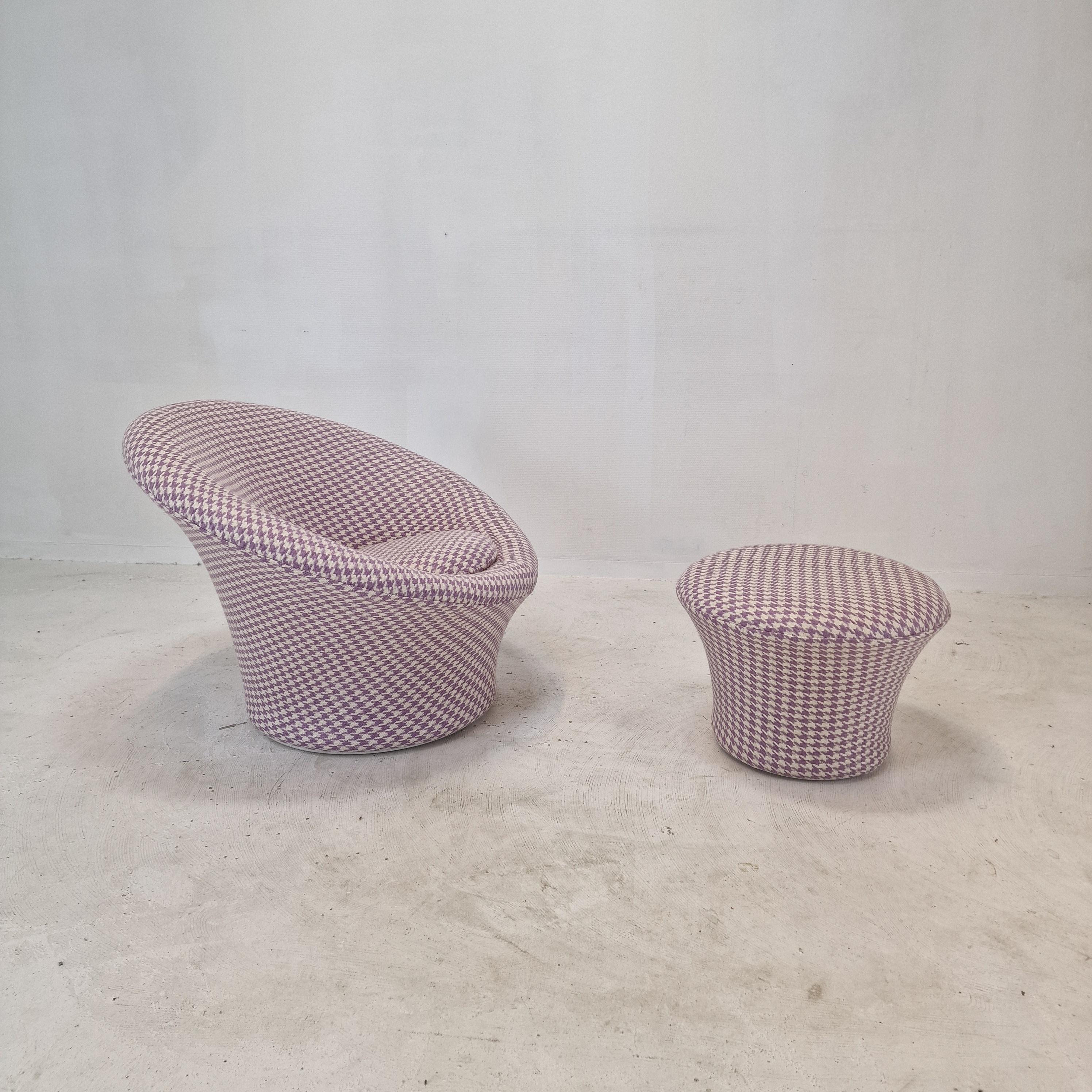 Stunning Artifort Mushroom set, designed by Pierre Paulin in the 60’s. 

This very comfortable and cosy set is just covered with beautiful and high quality fabric. 

The chair and the pouf are completely restored by a French Pierre Paulin