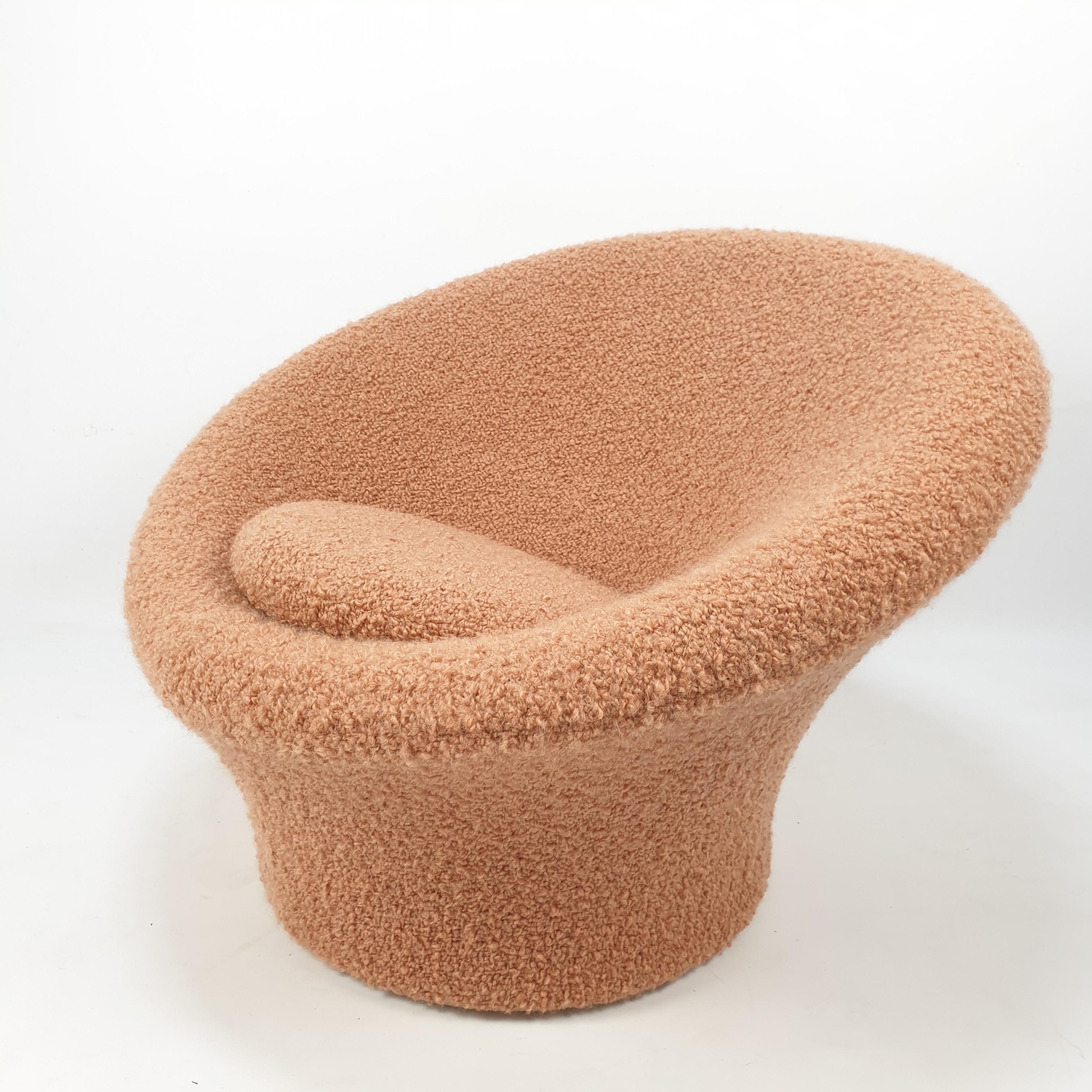 Very comfortable and cosy Artifort mushroom set, designed by Pierre Paulin in the 60’s. Covered with stunning and high quality French Pierre Frey bouclé fabric with Mohair and Alpaca wool, color Pesca. The chair and pouf are completely restored by a