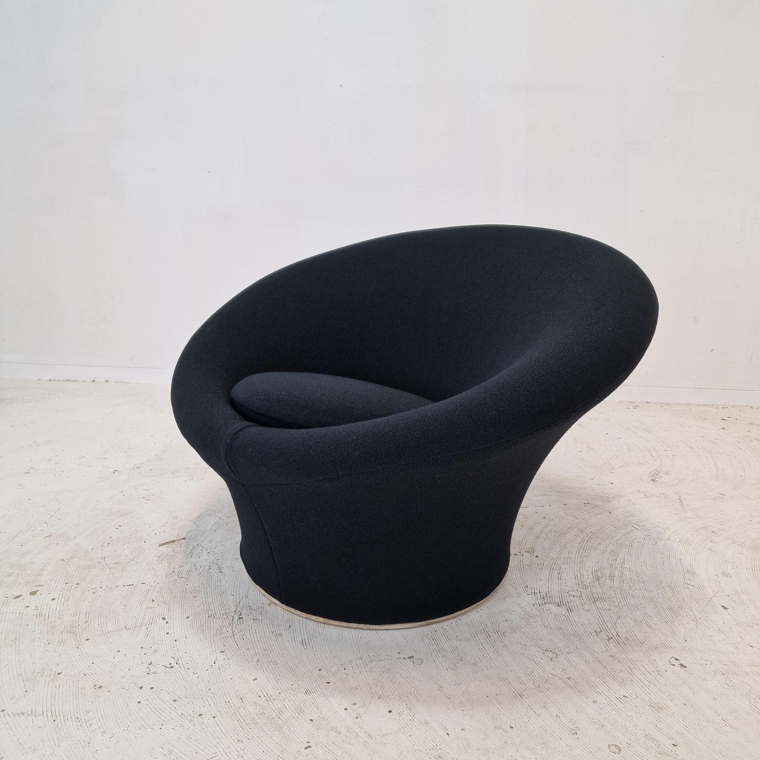 Sehr bequemer Artifort Mushroom Stuhl, entworfen von Pierre Paulin in den 60er Jahren. 
Dieser originale Mushroom Chair wurde in den 70er Jahren hergestellt.

Er ist mit dem originalen Kvadrat Tonus Wollstoff, Farbe schwarz, bezogen.
Dieser