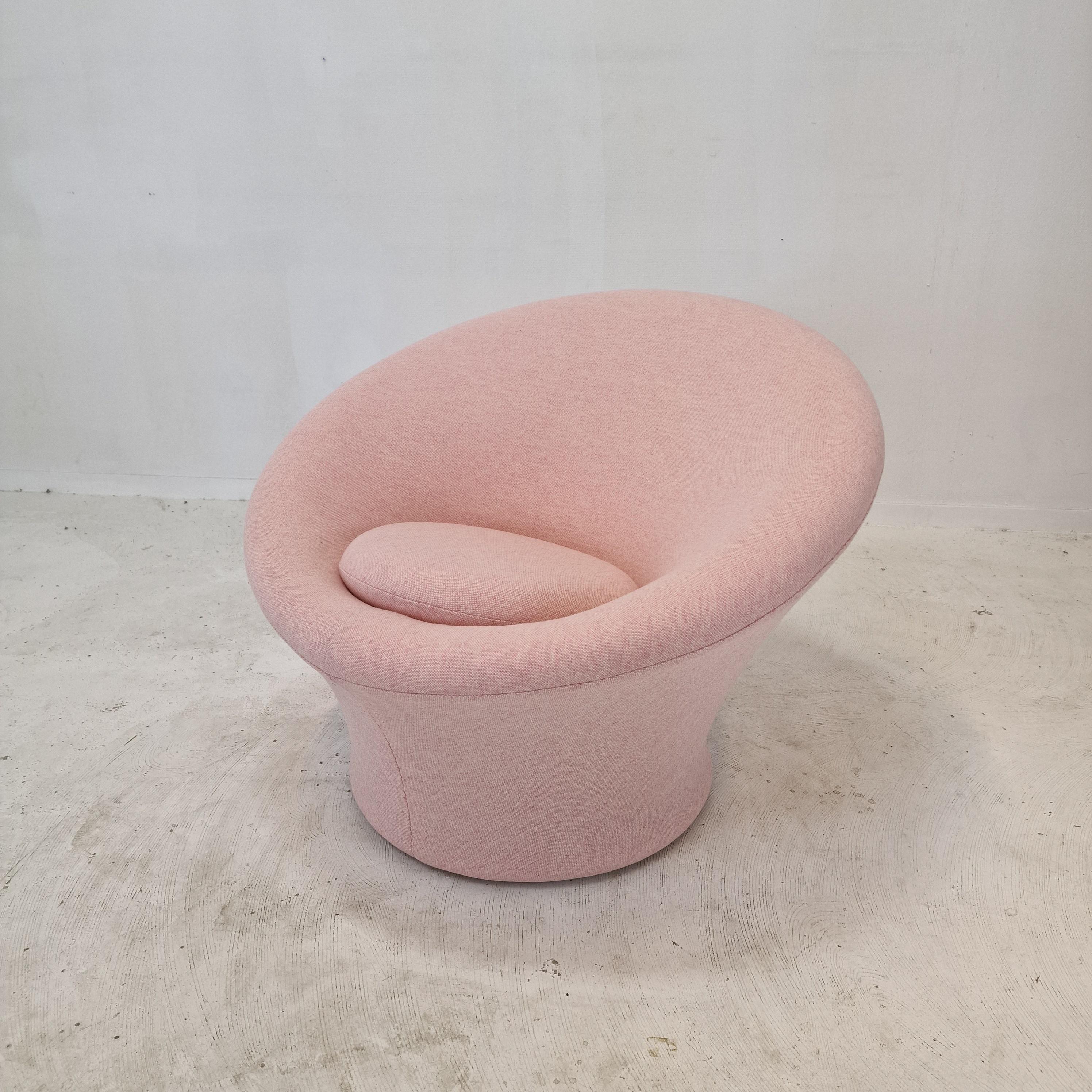 Very comfortable and cosy Artifort Mushroom chair, designed by Pierre Paulin in the 60’s. 
This particular chair is fabricated in the 80's

Covered with cute wool fabric, color pink.

The chair is completely restored with new fabric and new