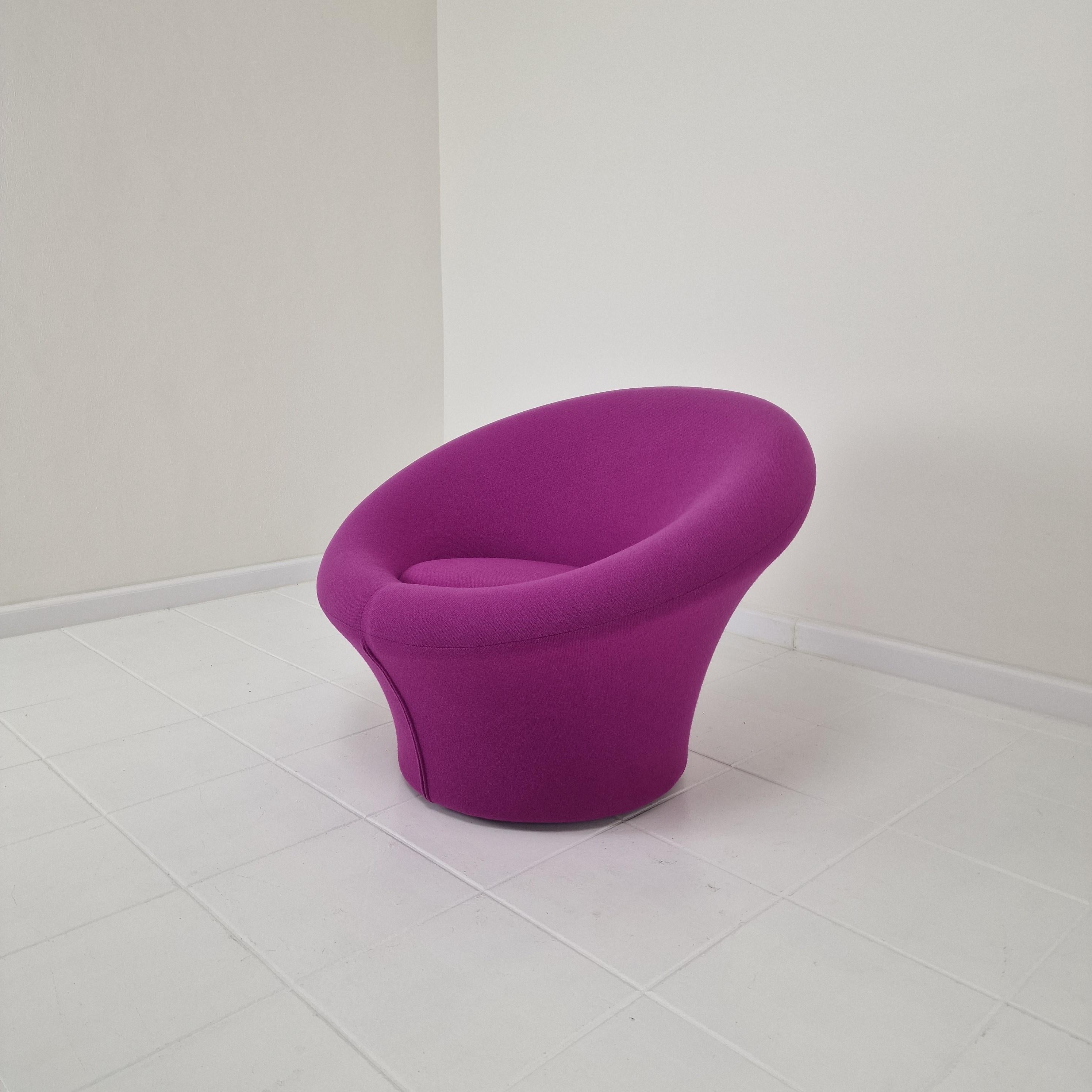 Very comfortable Artifort Mushroom chair, designed by Pierre Paulin in the 60's. 
This lovely Mushroom Chair is made in the 80's.

It is covered with the original Kvadrat Tonus wool fabric, color fuchsia.
This high quality fabric is still in very