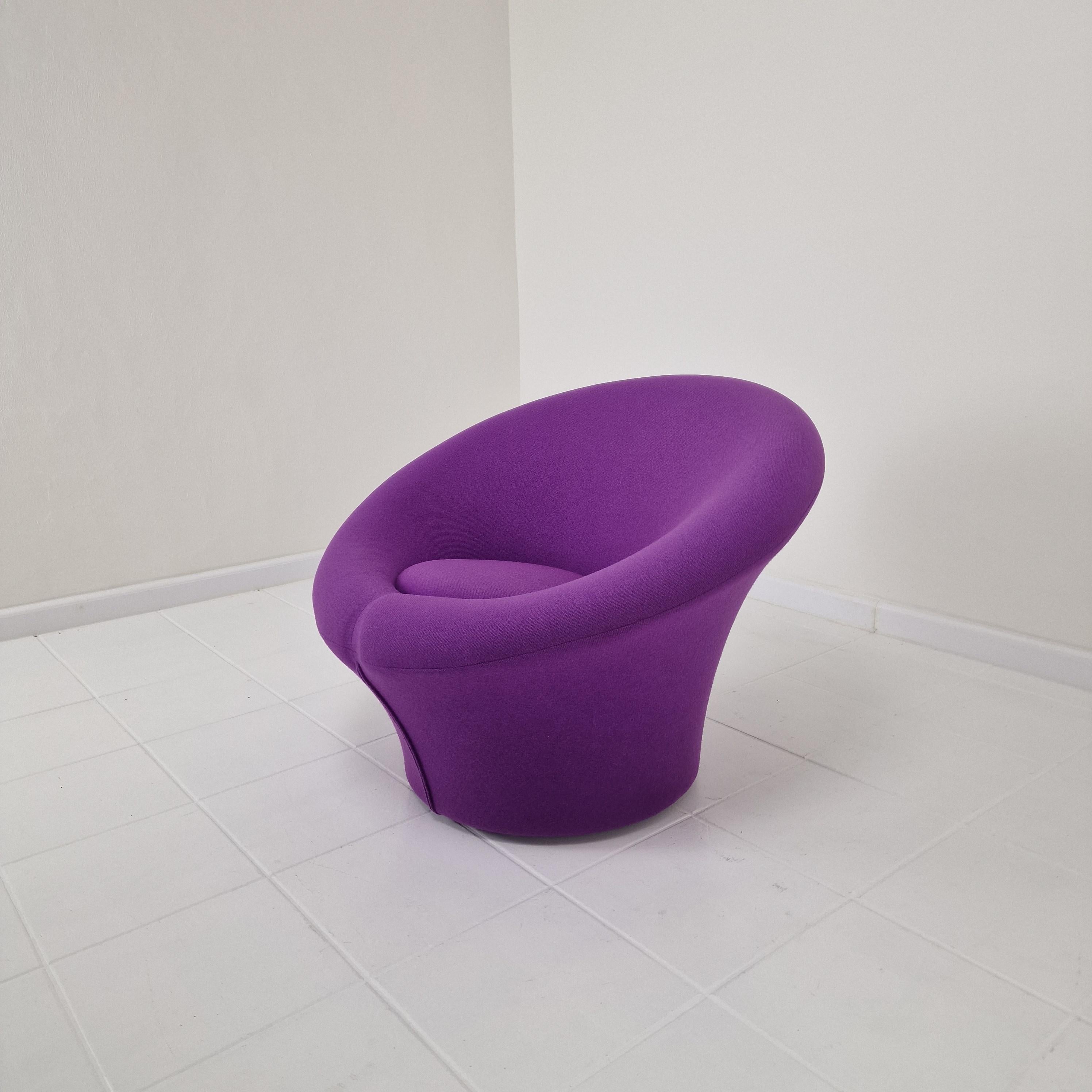 Silla Artifort Mushroom muy cómoda, diseñada por Pierre Paulin en los años 60. 
Esta encantadora Silla Champiñón se fabricó en los años 80.

Está revestida con el tejido de lana original Kvadrat Tonus, de color morado.
Esta tela de alta calidad