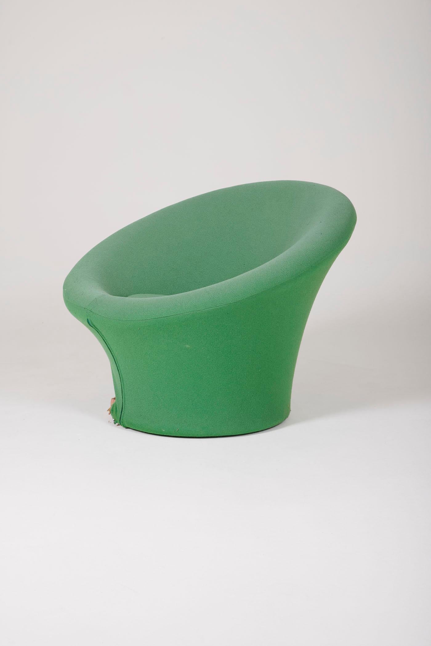  Fauteuil champignon du designer français Pierre Paulin (1927-2009), édité par Artifort dans les années 1960. Ce fauteuil emblématique est tapissé dans son tissu vert d'origine. Révolutionnant le monde du design dans les années 1960 avec ses