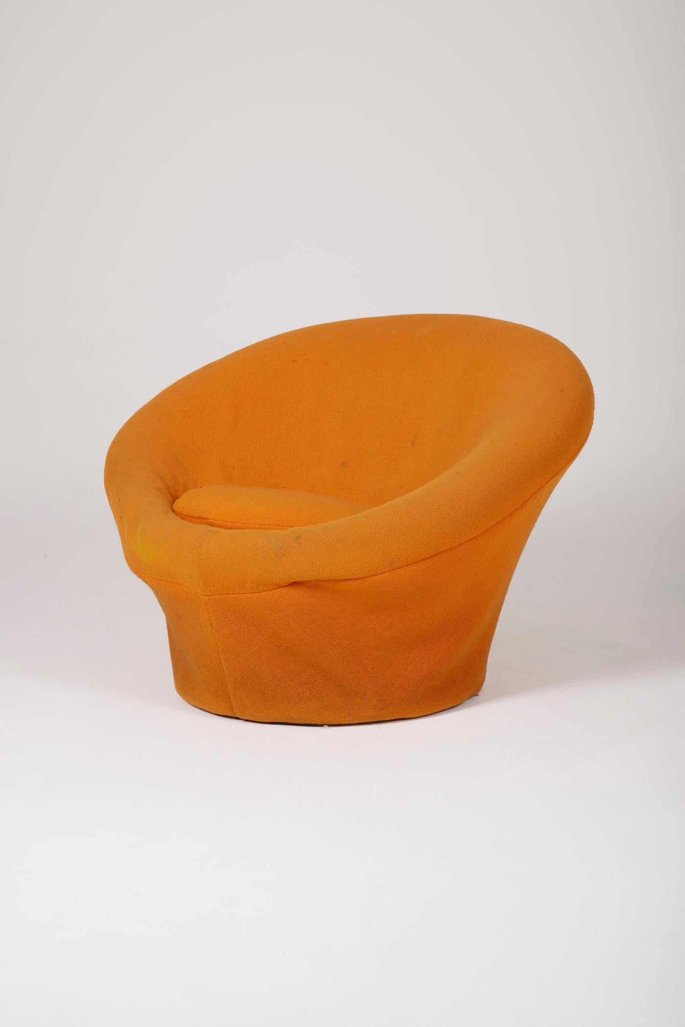  Fauteuil champignon du designer français Pierre Paulin (1927-2009), édité par Artifort dans les années 1960. Ce fauteuil emblématique est tapissé dans son tissu orange d'origine. Révolutionnant le monde du design dans les années 1960 avec ses