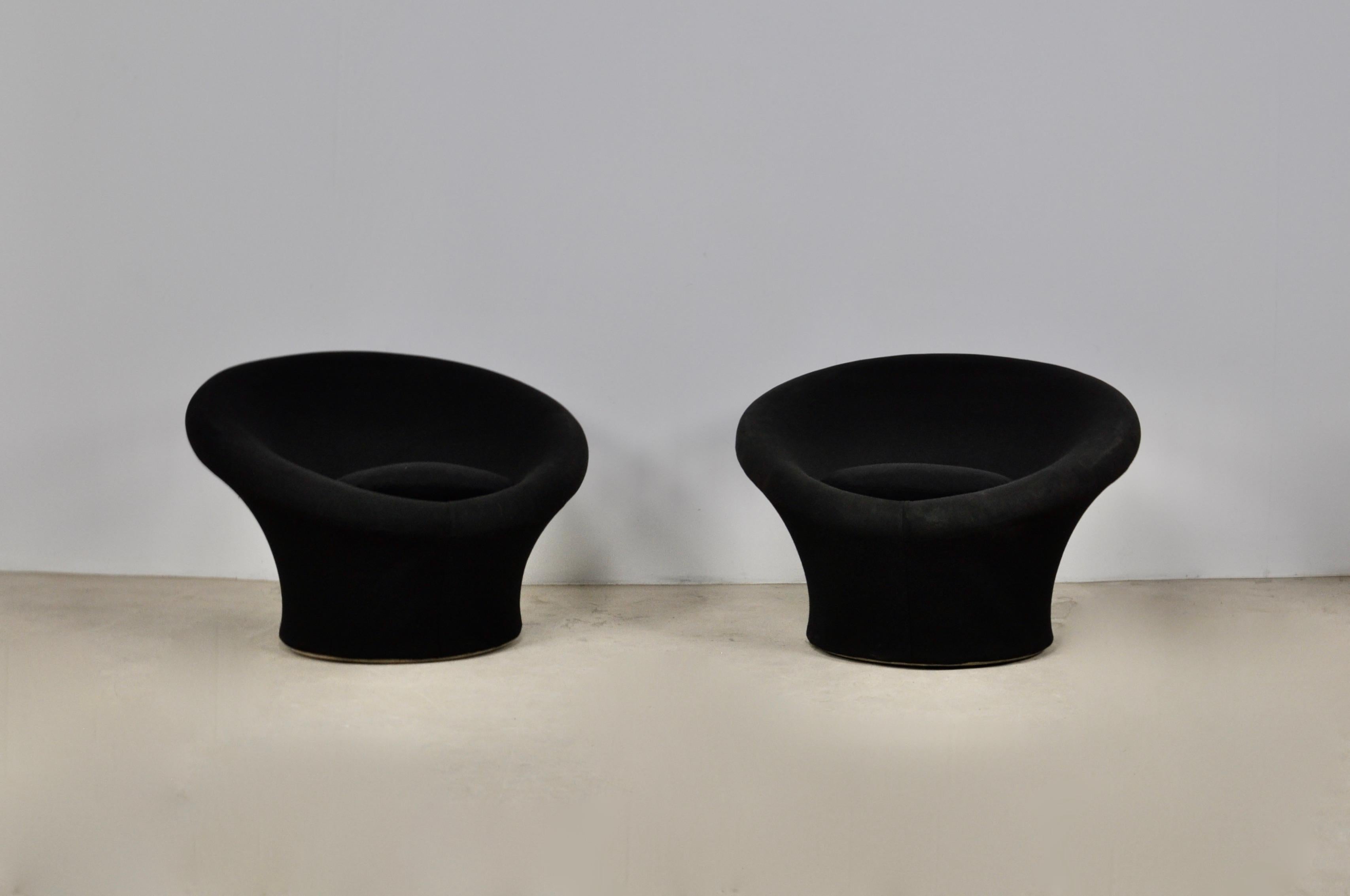 Pair of armchairs of black color in fabric. stamped ARTIFORT. Seat height: 40cm. Wear due to time and age of the chairs.