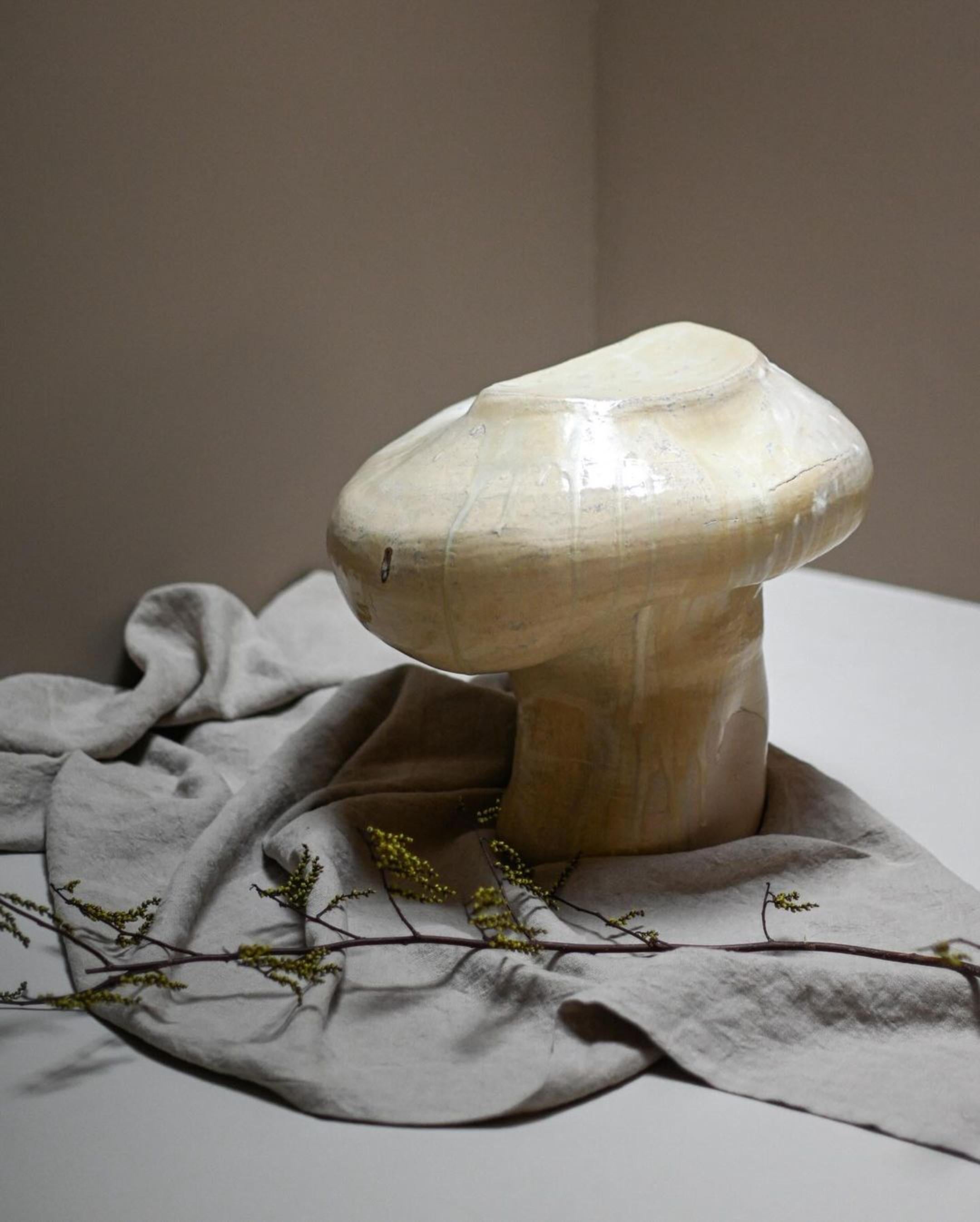 Sculpture de siège en céramique champignon de Vlada Kavalchuk
Dimensions : D 50 x L 50 x H 40 cm.
Matériaux : Céramique.
 
Le miroir en céramique et le siège champignon s'inspirent de la Nature, en particulier du monde océanique, des coraux et des