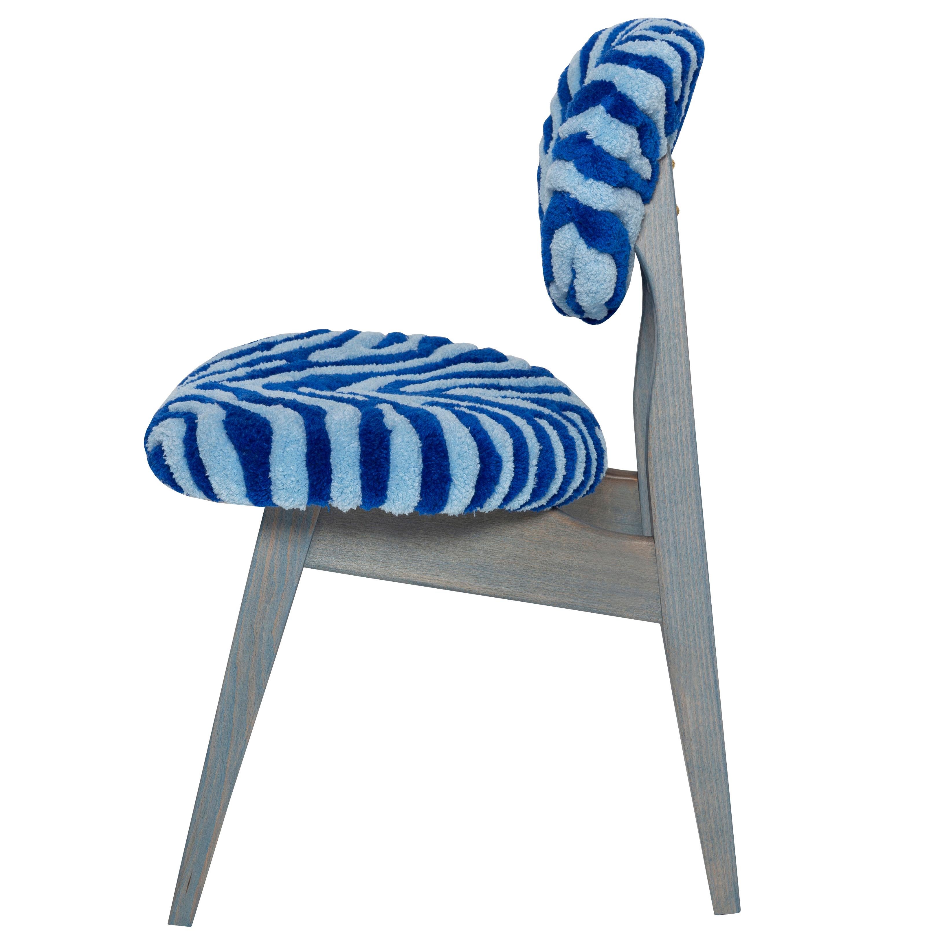 Polonais Chaise champignon en laine bleu zébré de Vintola Studio, assise tuftée à la main en vente