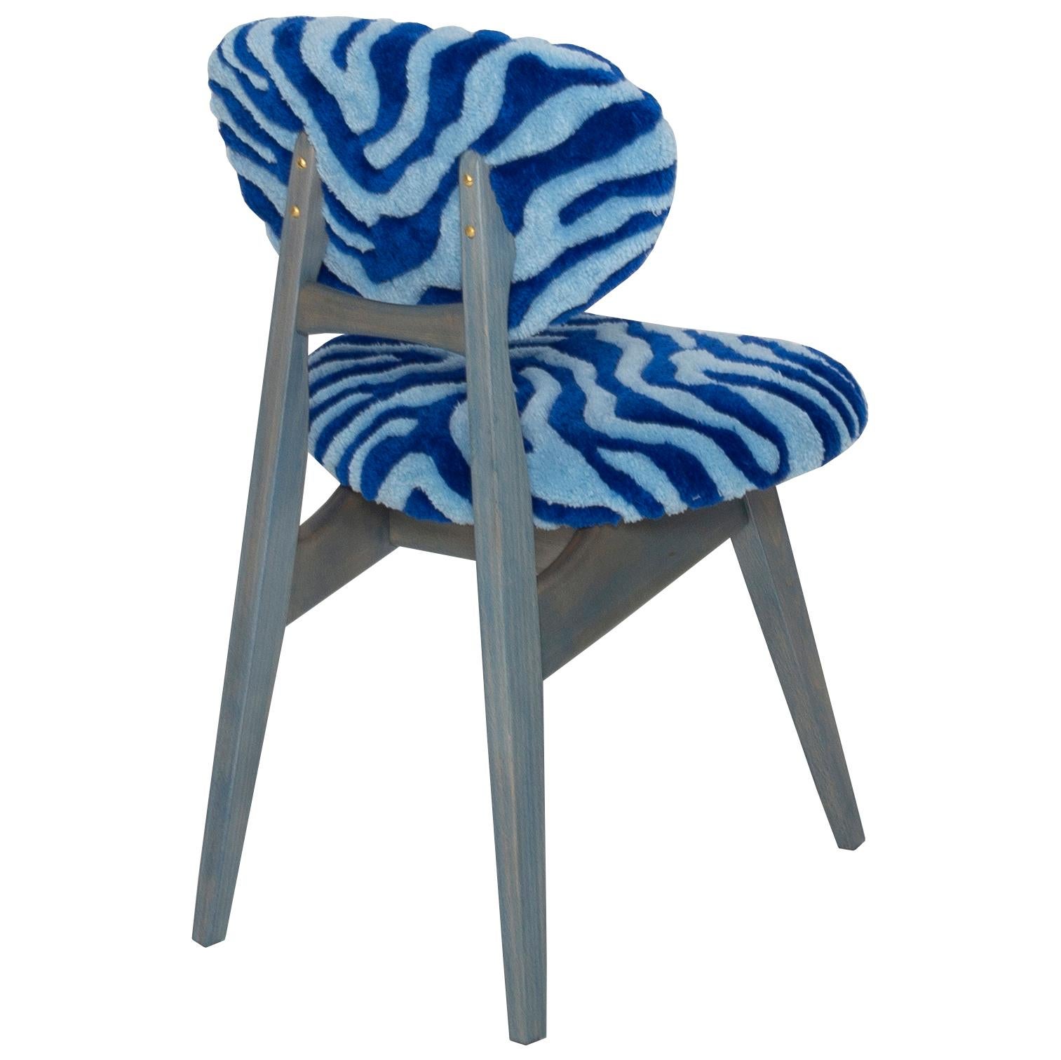 Fait main Chaise champignon en laine bleu zébré de Vintola Studio, assise tuftée à la main en vente