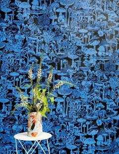 Carta da parati di design Mushroom City in Asteroid 'Cobalto e Nero'