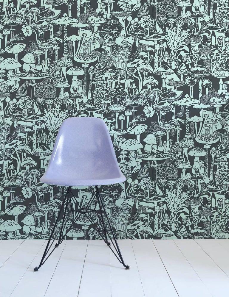XXIe siècle et contemporain Papier peint de designer Mushroom City à motif menthe sur charbon de bois, couleur menthe en vente