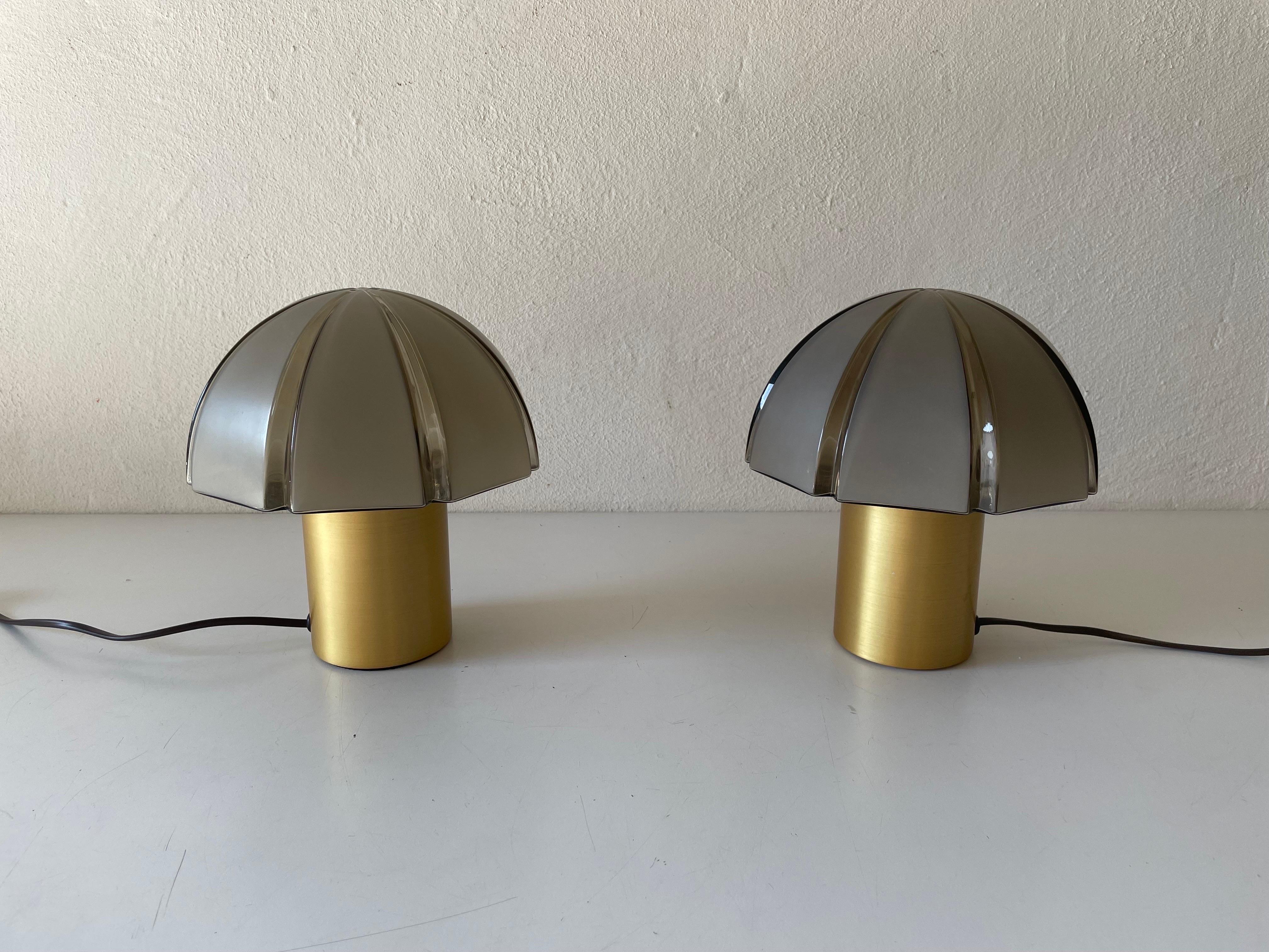 Paire de lampes de table Mushroom Design en verre gris tridimensionnel par Peill und Putzler, 1960s, Allemagne

L'abat-jour est en très bon état vintage.

Ces lampes sont équipées de câbles d'origine et de boutons d'allumage et d'extinction sur