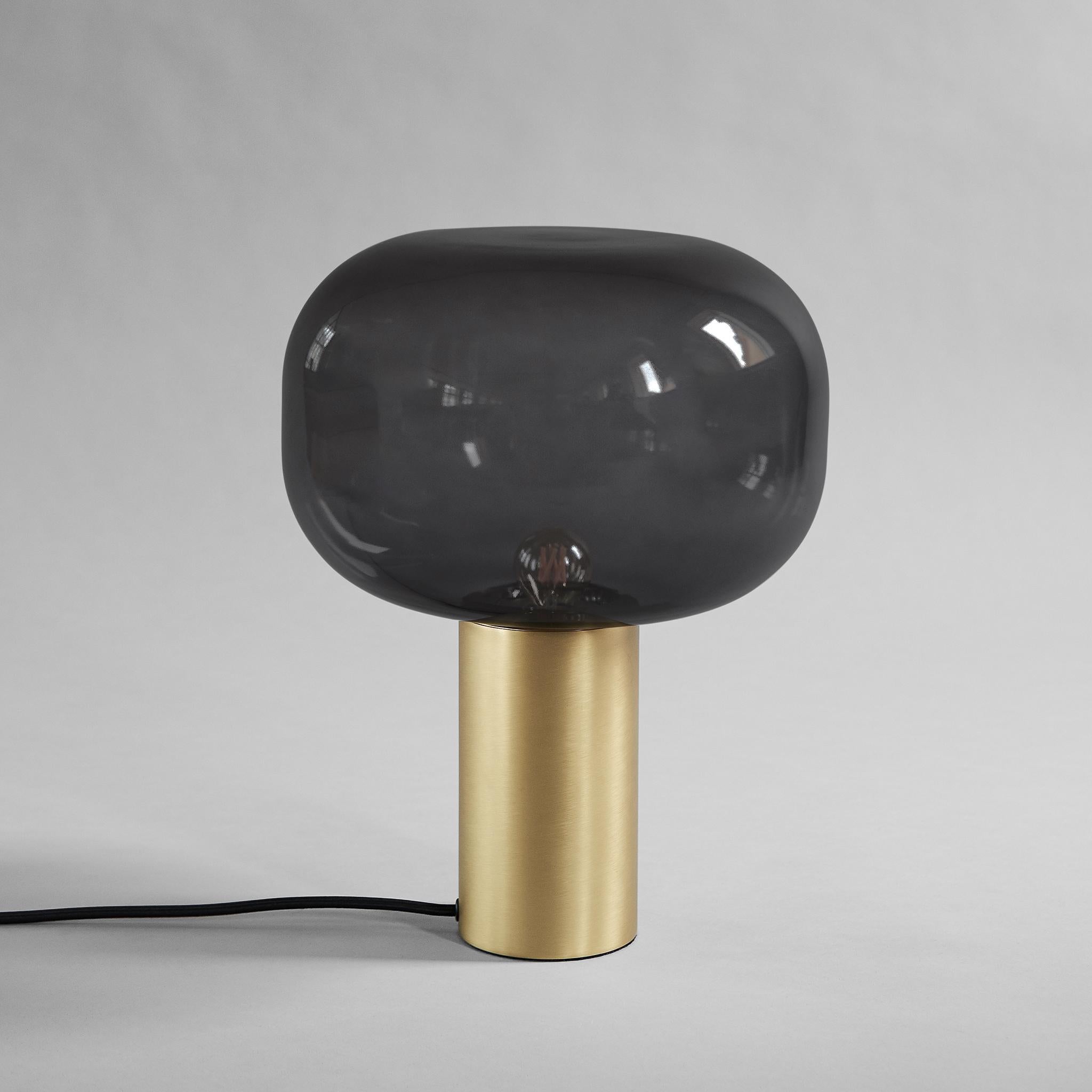 Mushroom floor lamp by 101 Copenhagen
Designed by Kristian Sofus Hansen & Tommy Hyldahl.
Dimensions: L 30 x W 30 x H 35 cm
Cable length: 200 CM
This product is not wired for USA
Materials: Brass; Lampbase: 100% Aluminium, with plated brass