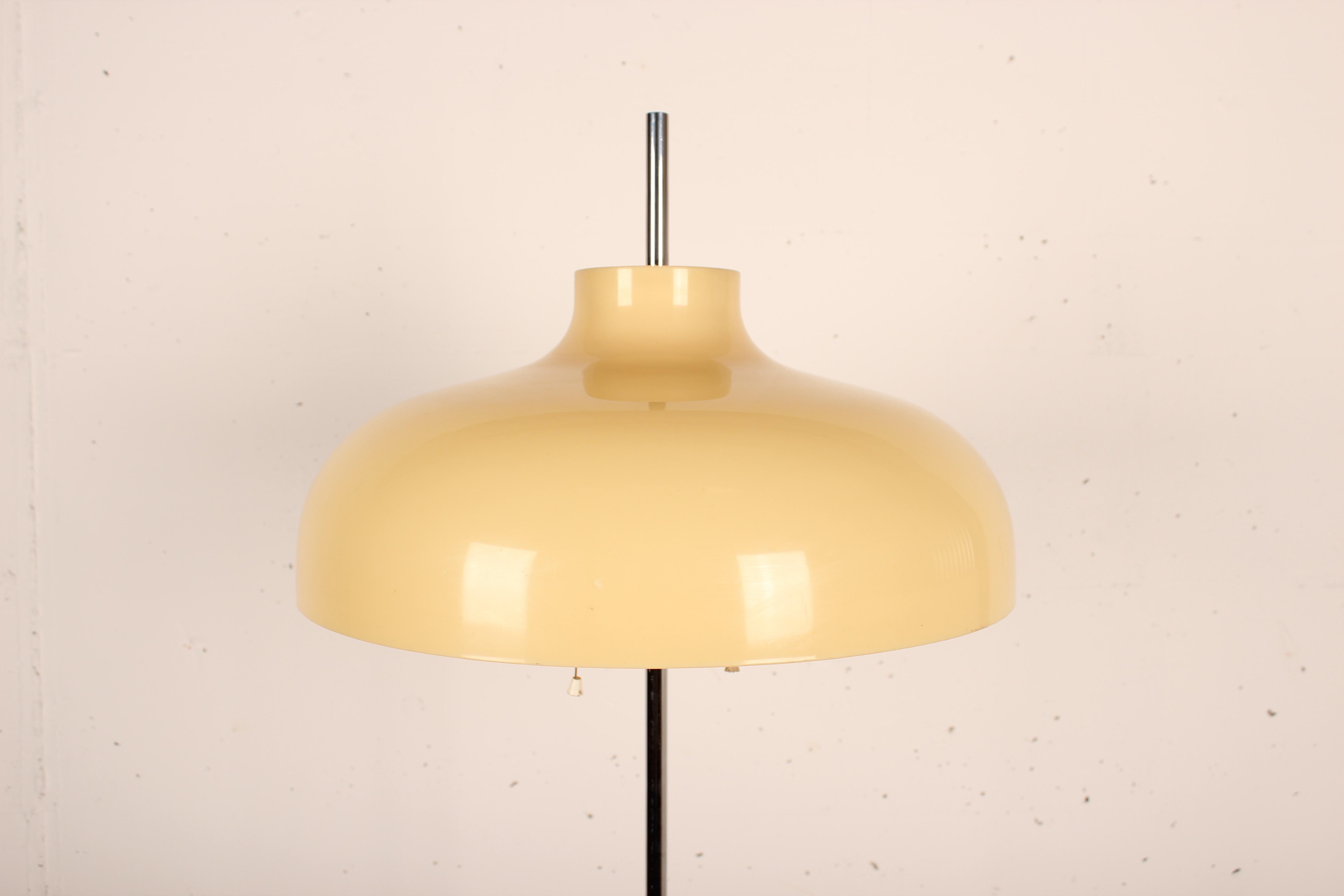 Stunning Mushroom floor lamp with tulip base designed by Joan Antoni Blanc for Tramo the Miguel Milá company, Spain 1968
White lacquered metal base. Chrome steel neck and methacrylate shade. Variable height.
Good condition, electrification