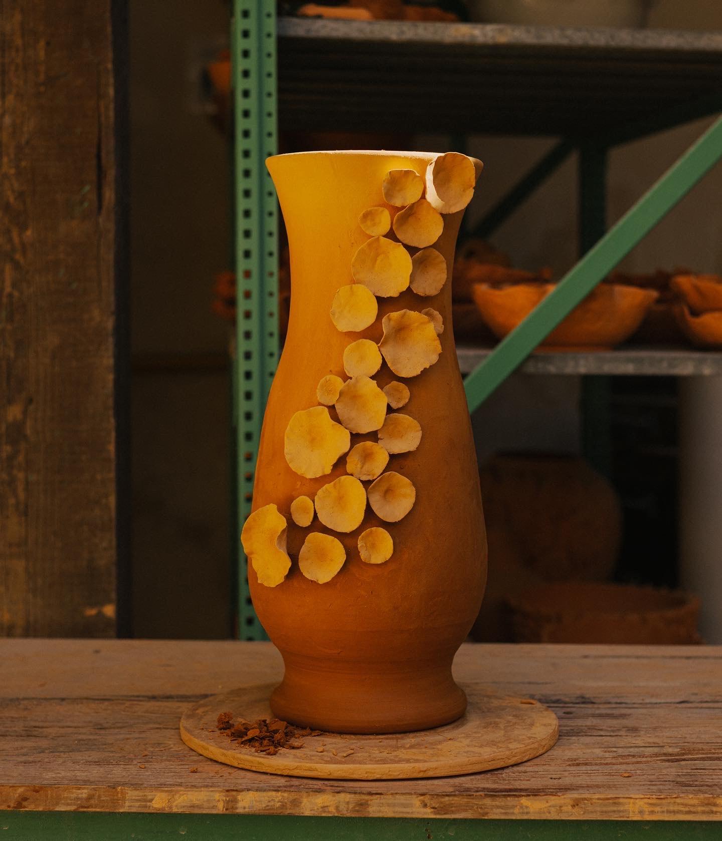 Mushroom flower vase by Casa Alfarera
Dimensions: D20 x H50.8 cm
Materials: Stoneware, Mixed Glazes.

Casa Alfarera Santo Domingo is a stoneware workshop located in the Colonial City of Santo Domingo, Dominican Republic. It was founded in 2013 by