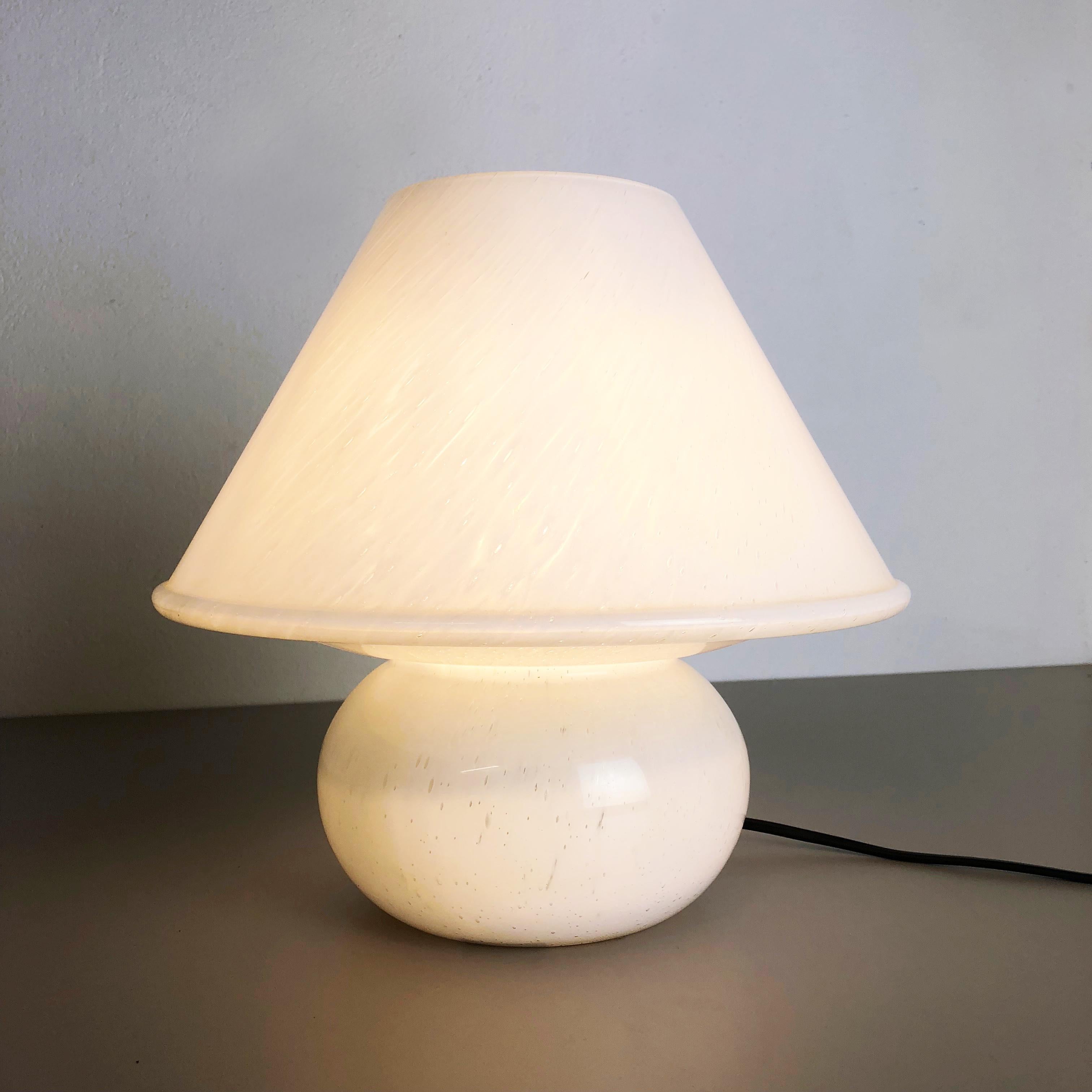Lampe de table en verre 