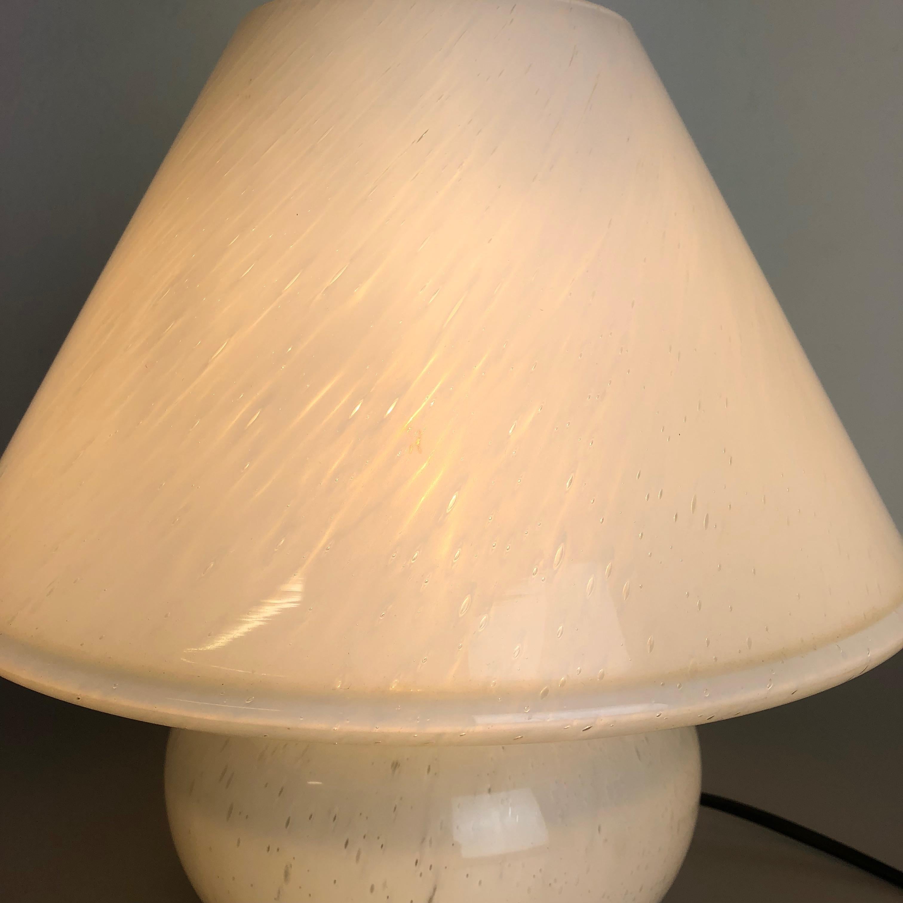 Lampe de table en verre 
