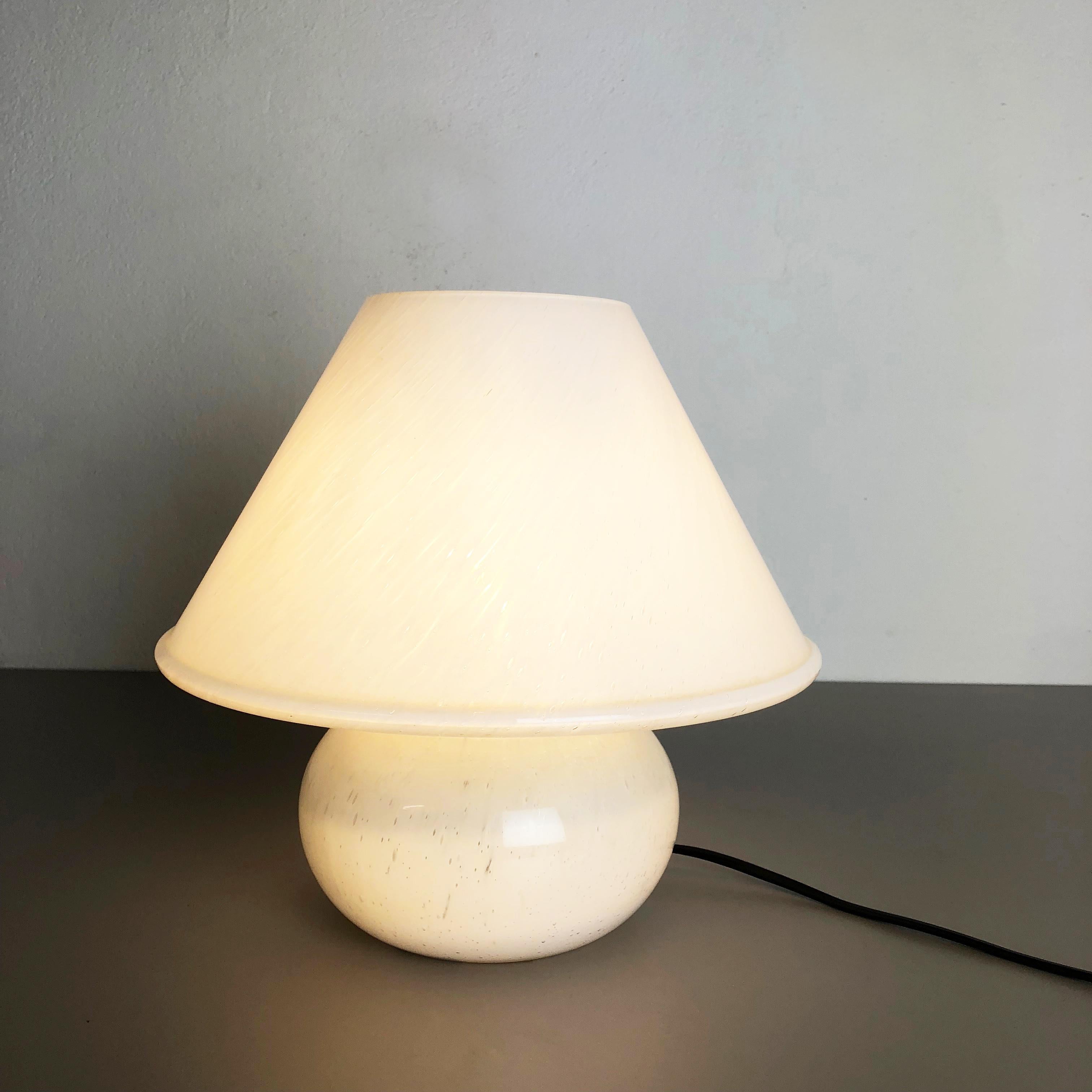 Lampe de table en verre 