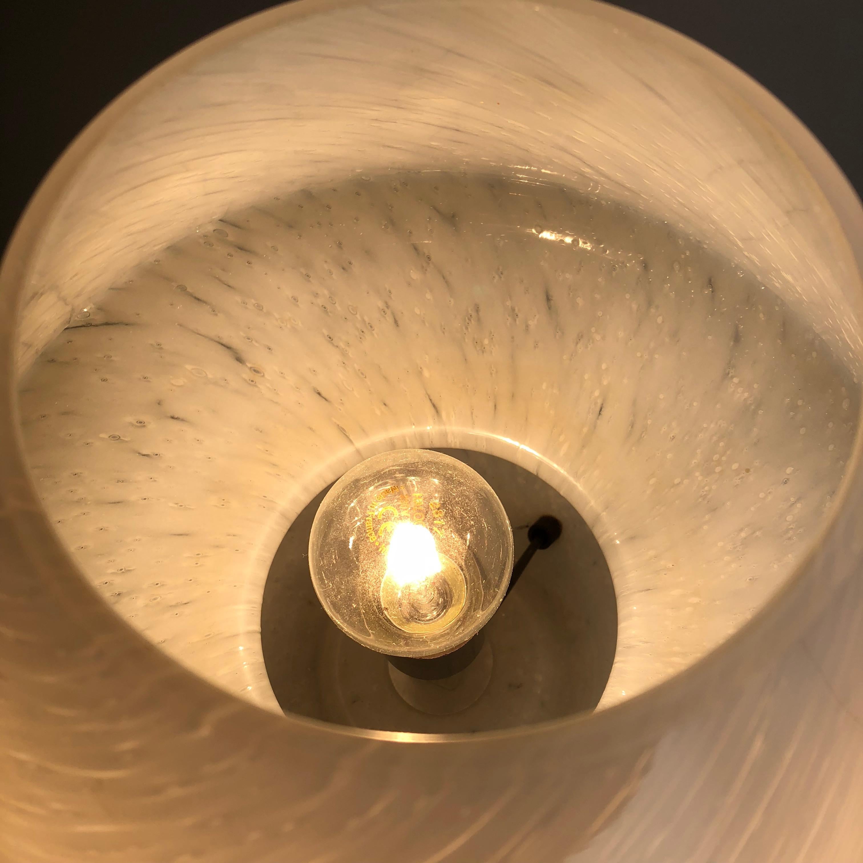 Lampe de table en verre 
