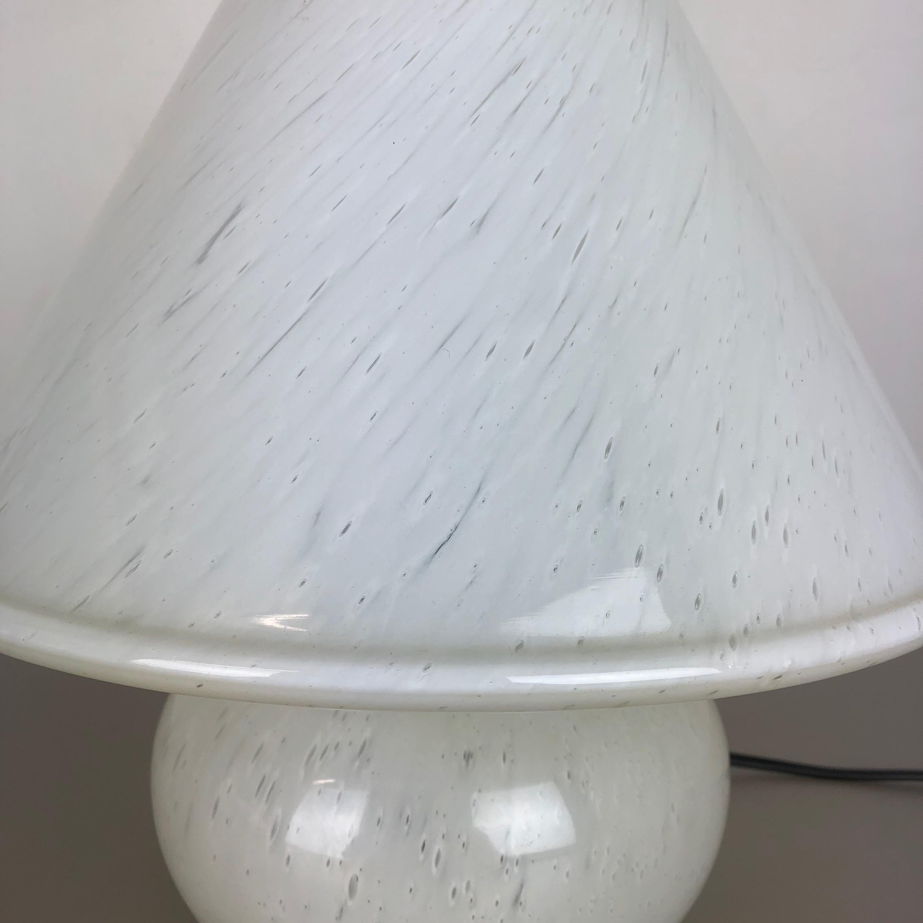 Lampe de table en verre 