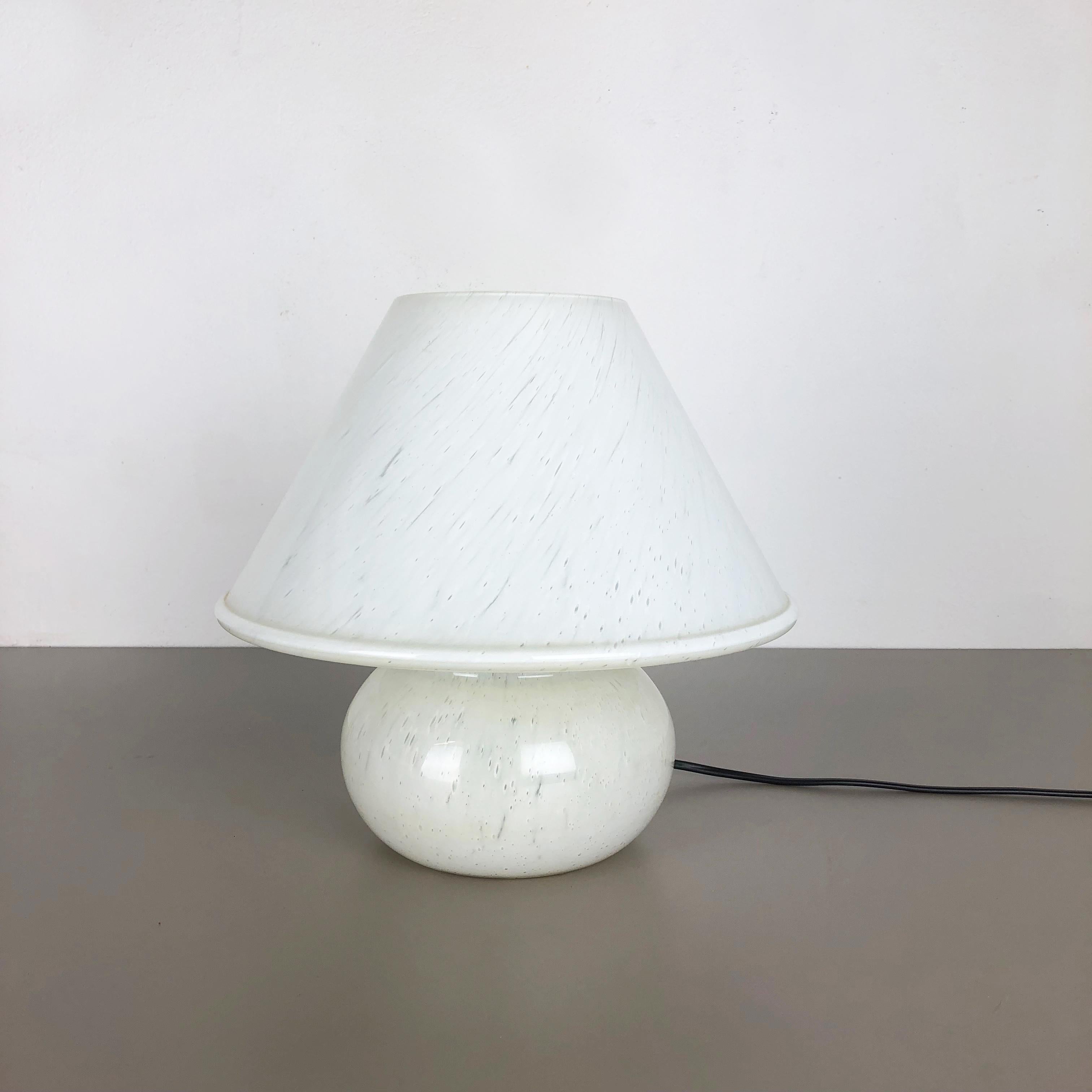 Lampe de table en verre 