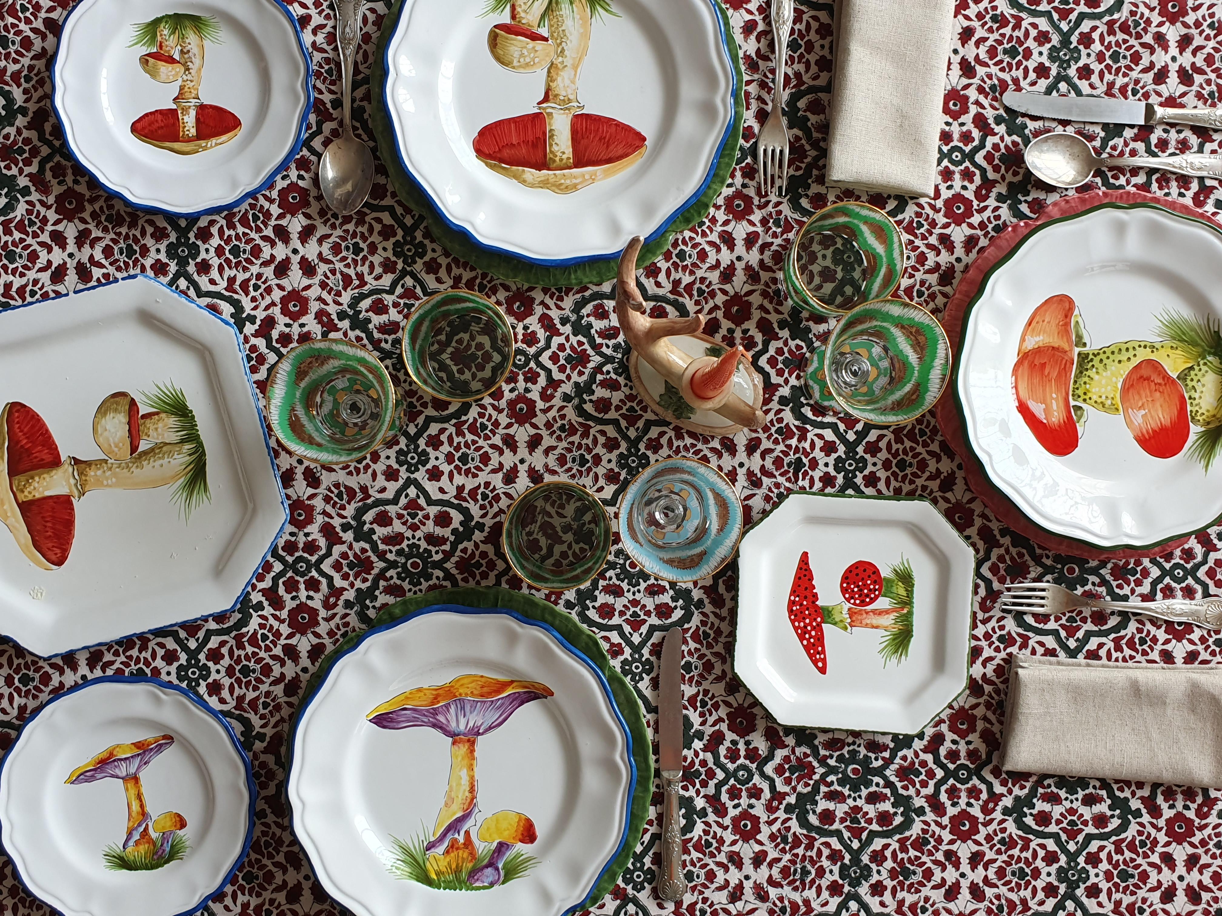 Italienische Handwerkskunst trifft auf Les-Ottomans in dieser wunderschönen Pilzkollektion mit handbemalten Tellern
Der Charme des Waldes auf Ihrem Tisch in einer einzigartigen und besonderen Kollektion, die von Bertrando Di Renzo entworfen und von