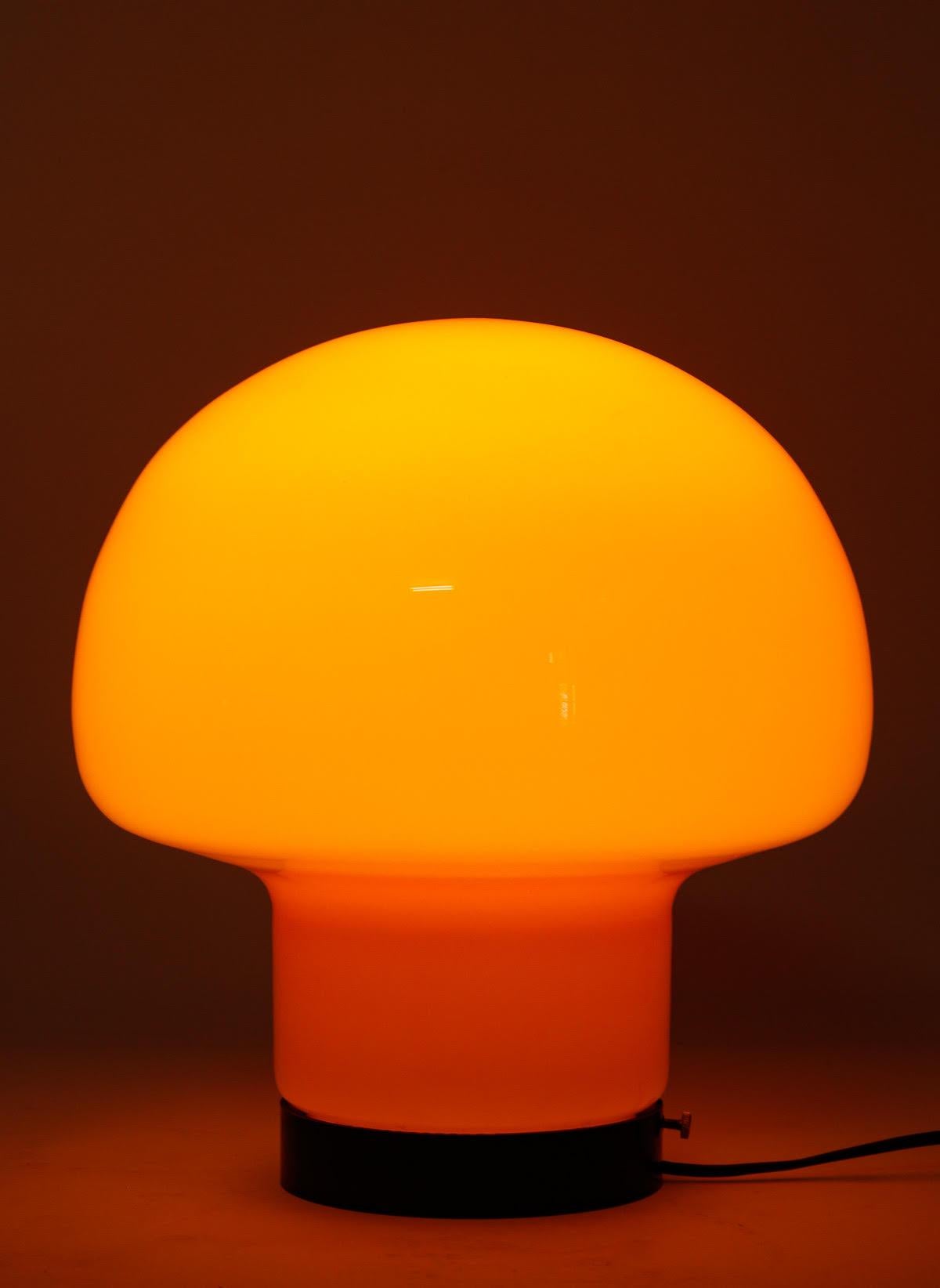 Mushroom-Lampe 1970er Jahre Design. im Zustand „Gut“ im Angebot in Saint-Ouen, FR