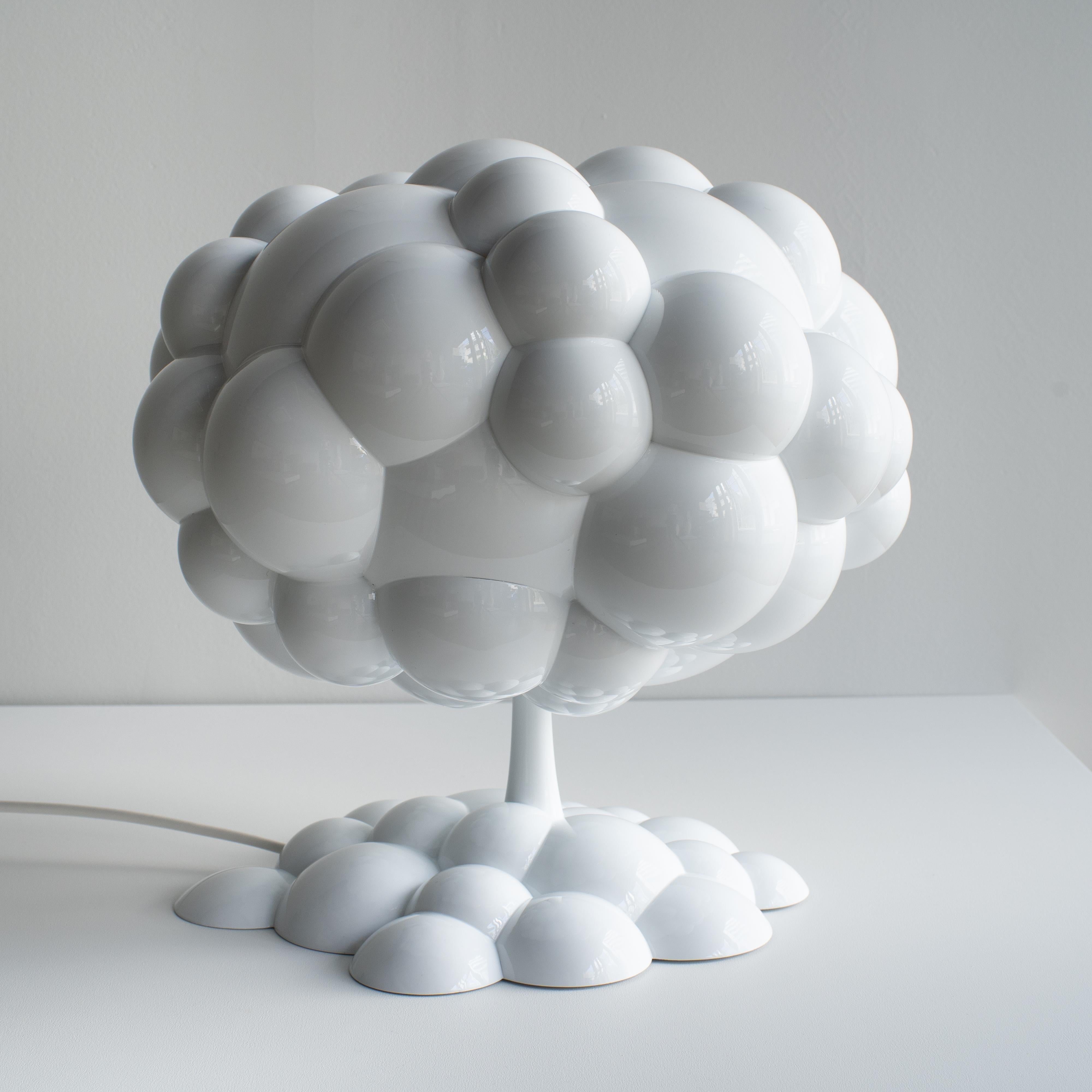 Lampe champignon conçue par h220430, Satoshi Itasaka. 
Le thème de cette œuvre est le nucléaire. Nous, les humains, traitons ces matériaux difficiles pour en faire de l'énergie électrique ou des armes. Ces woks nous disent qu'une technologie aussi