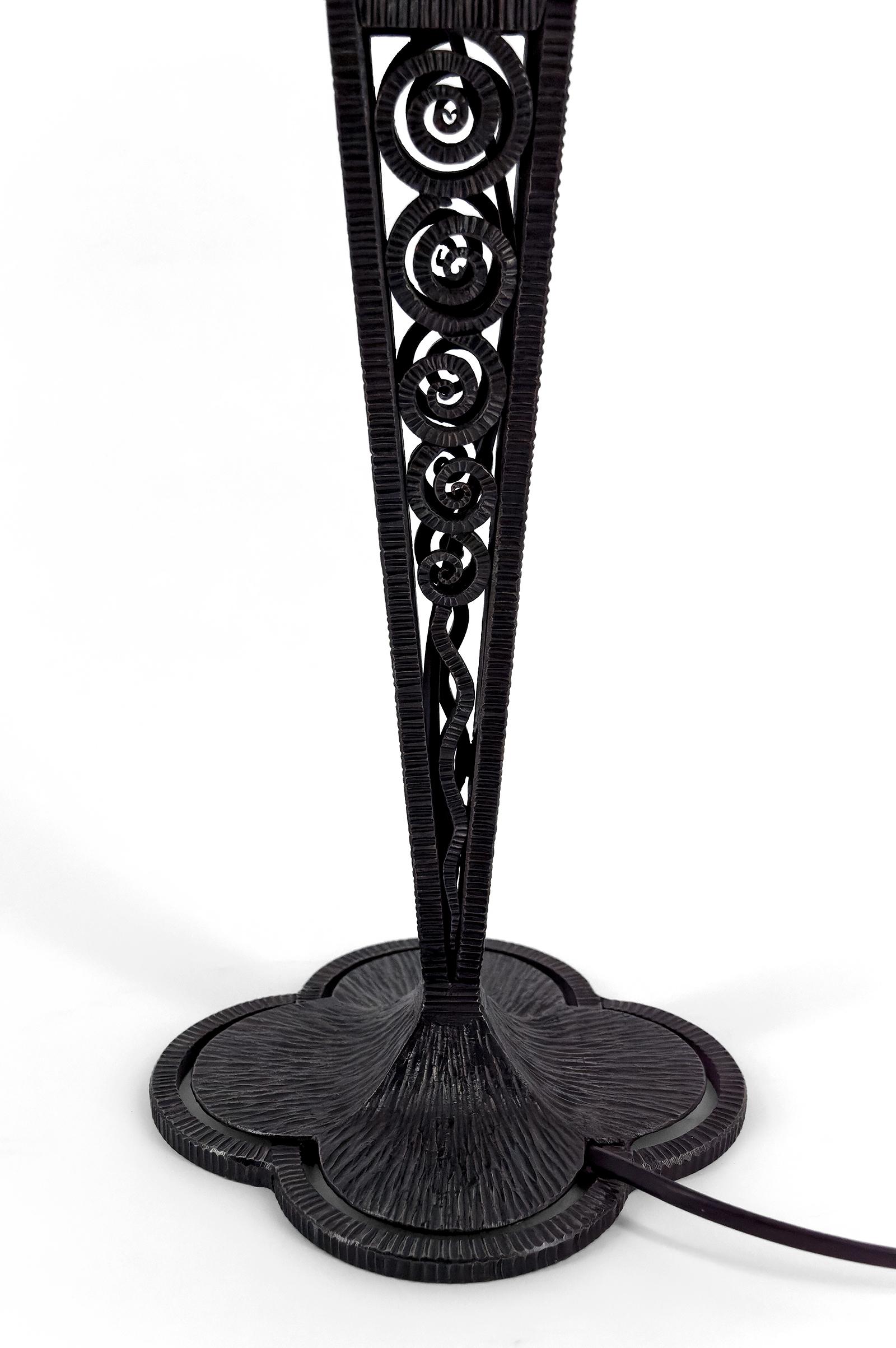 Lampe champignon en fer forgé et abat-jour en verre soufflé, France, vers 1920 en vente 2