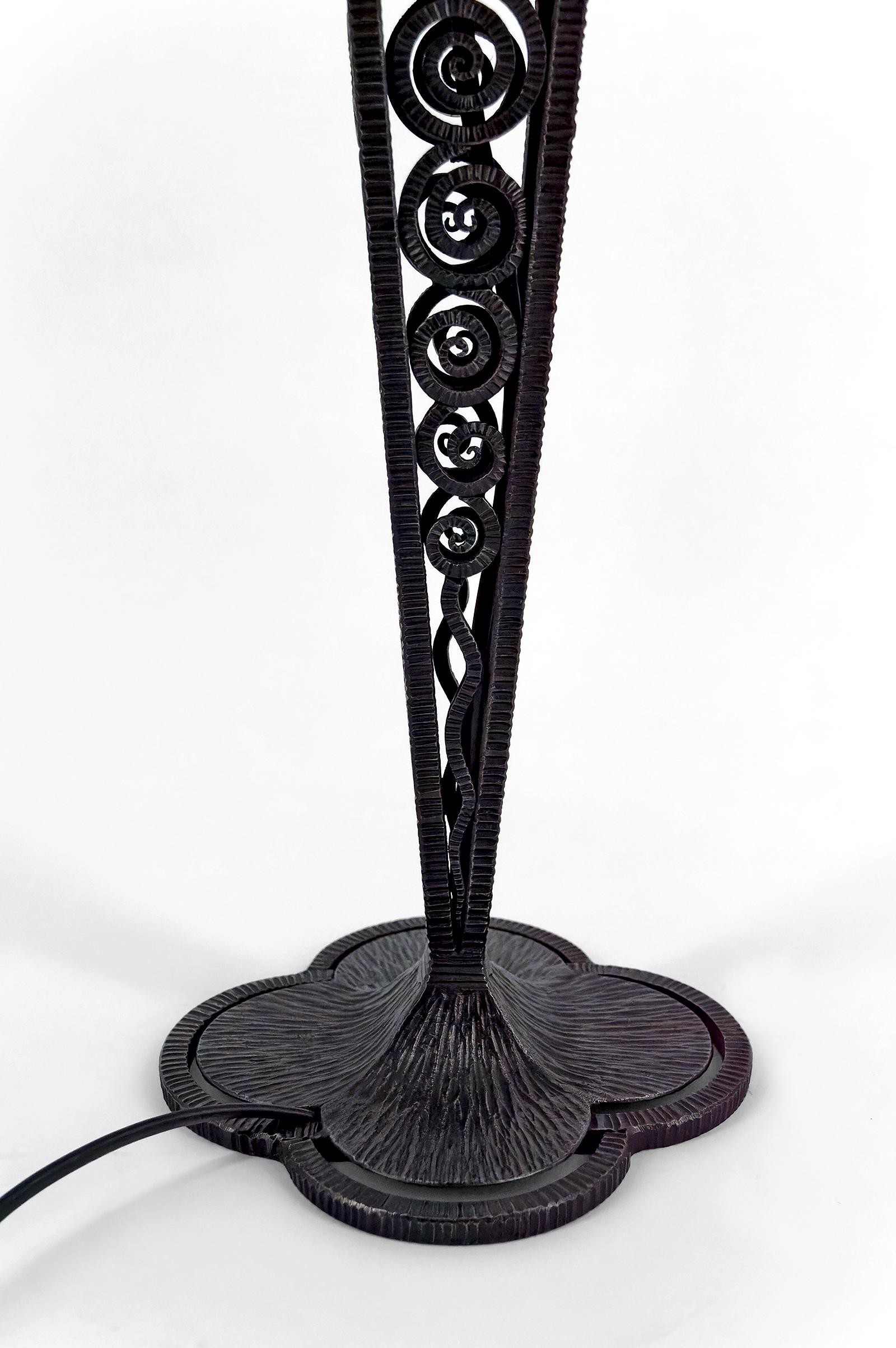 Lampe champignon en fer forgé et abat-jour en verre soufflé, France, vers 1920 en vente 3
