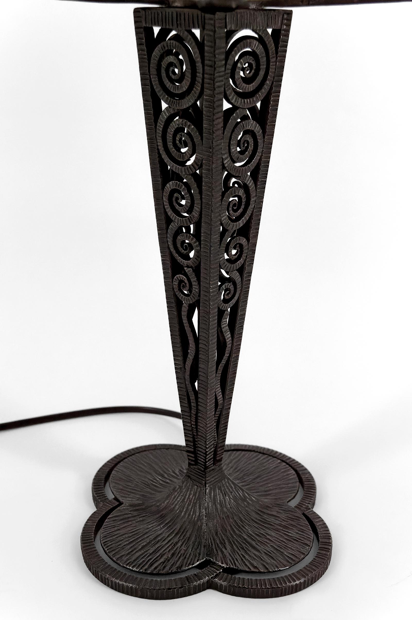 Lampe champignon en fer forgé et abat-jour en verre soufflé, France, vers 1920 en vente 4