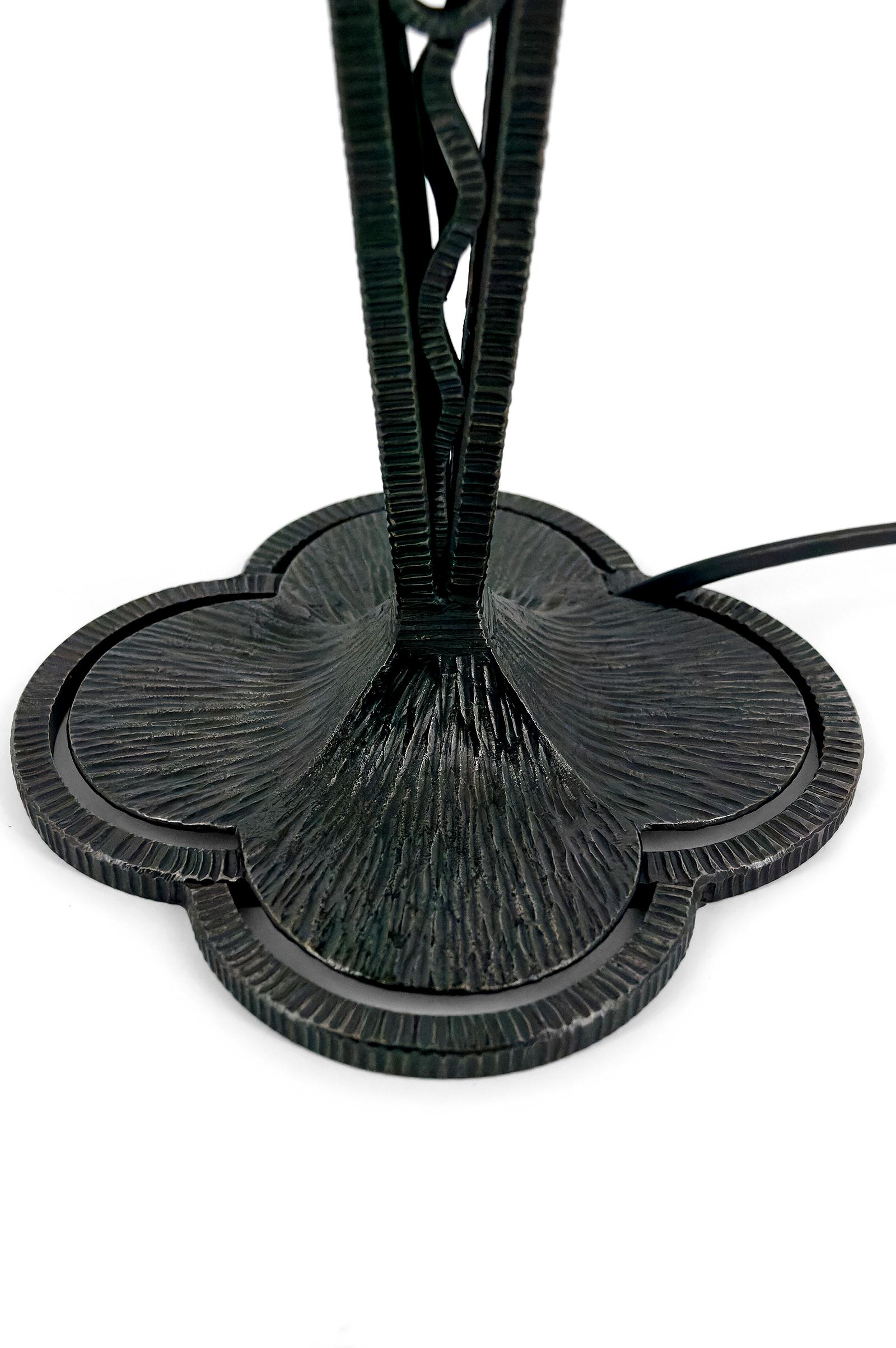 Lampe champignon en fer forgé et abat-jour en verre soufflé, France, vers 1920 en vente 5