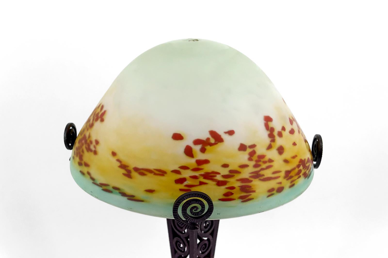 Lampe champignon en fer forgé et abat-jour en verre soufflé, France, vers 1920 en vente 7