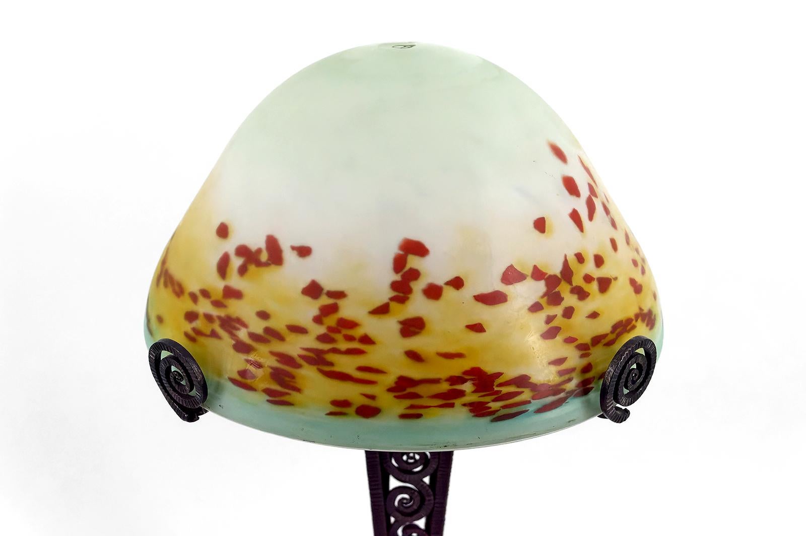 Lampe champignon en fer forgé et abat-jour en verre soufflé, France, vers 1920 en vente 8