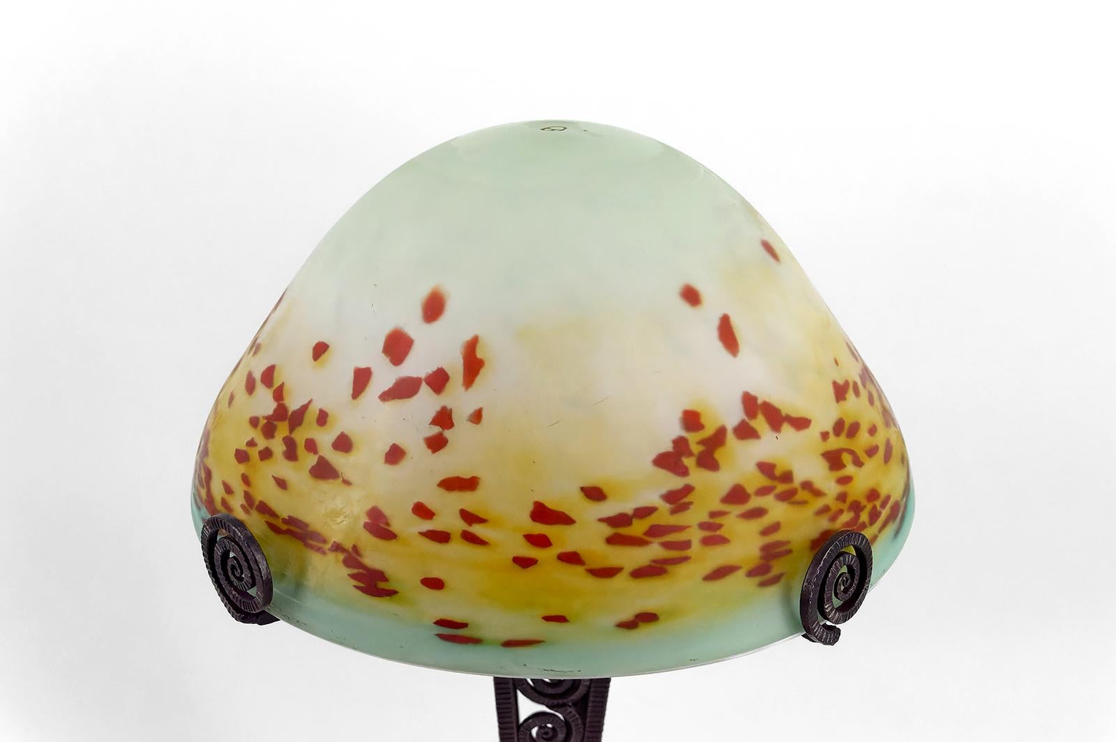 Lampe champignon en fer forgé et abat-jour en verre soufflé, France, vers 1920 en vente 9