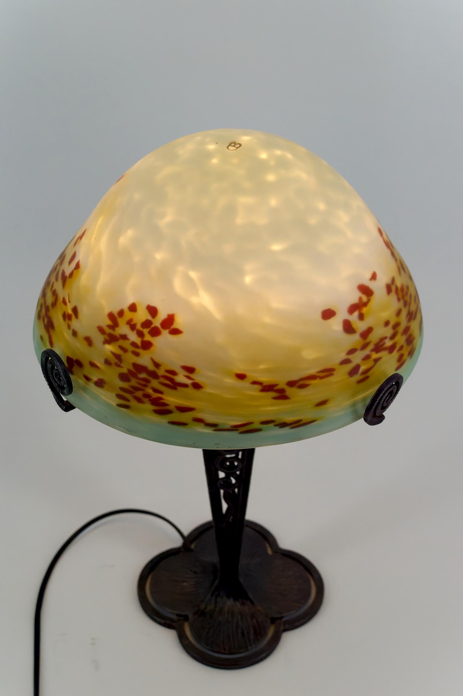 Lampe champignon en fer forgé et abat-jour en verre soufflé, France, vers 1920 en vente 11