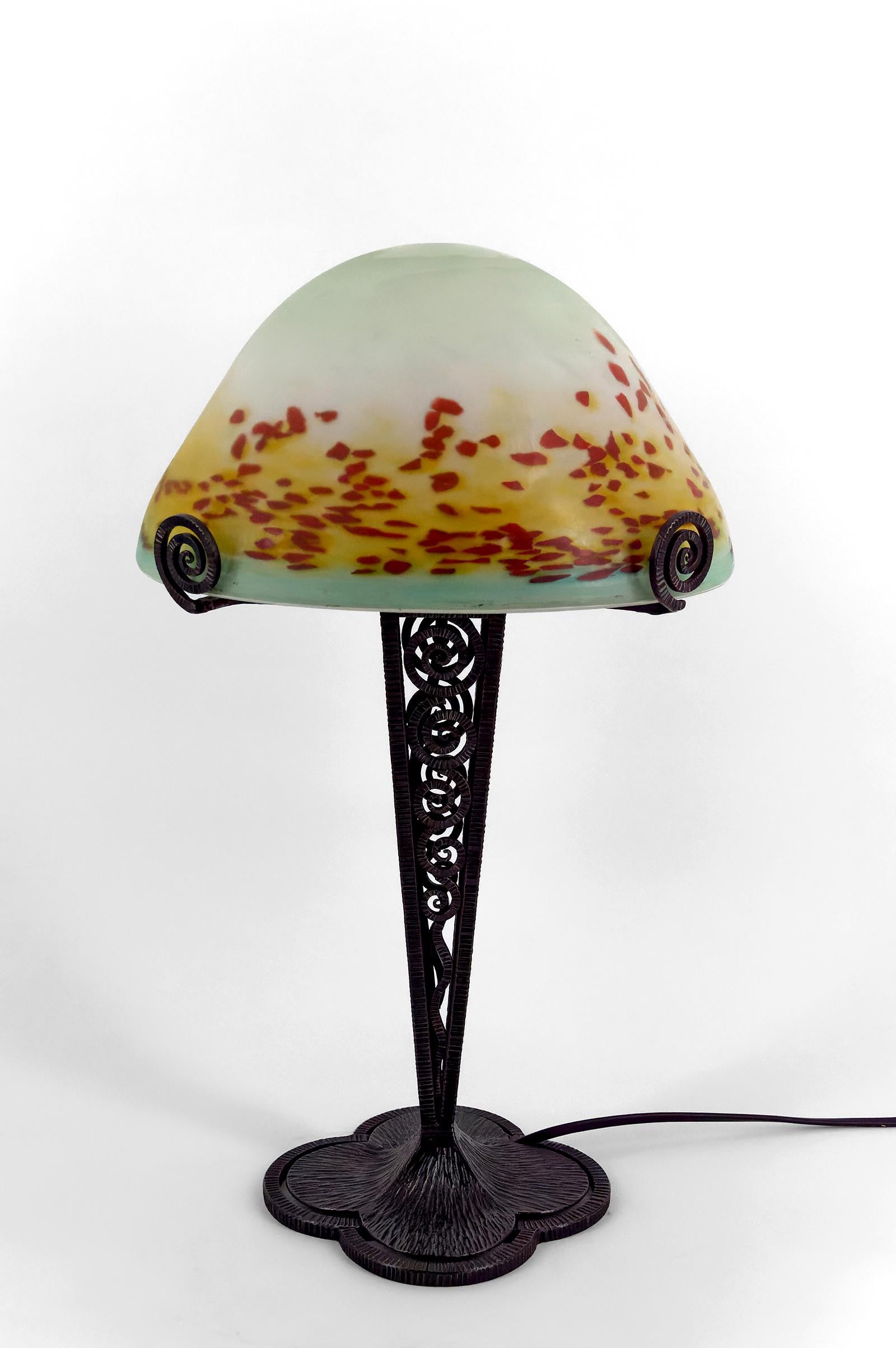 Découvrez cette impressionnante lampe champignon de la période de transition Art nouveau-Art déco, datant des années 1920, une pièce rare qui incarne l'élégance et le savoir-faire du design français de l'époque. 

Ce luminaire exceptionnel est une