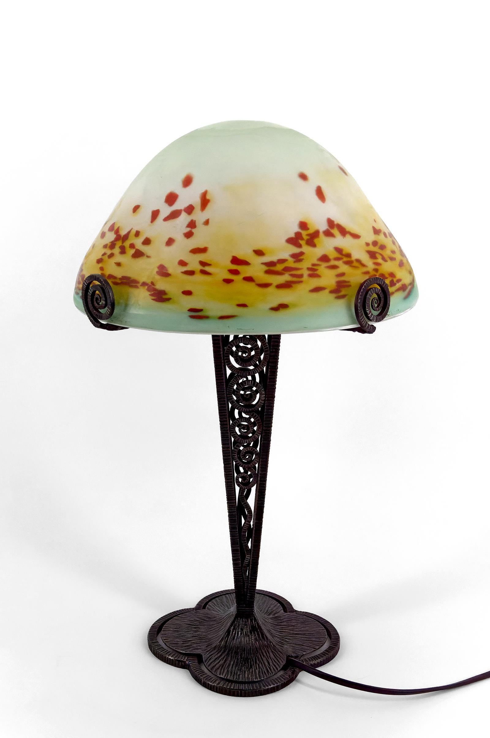 Art déco Lampe champignon en fer forgé et abat-jour en verre soufflé, France, vers 1920 en vente