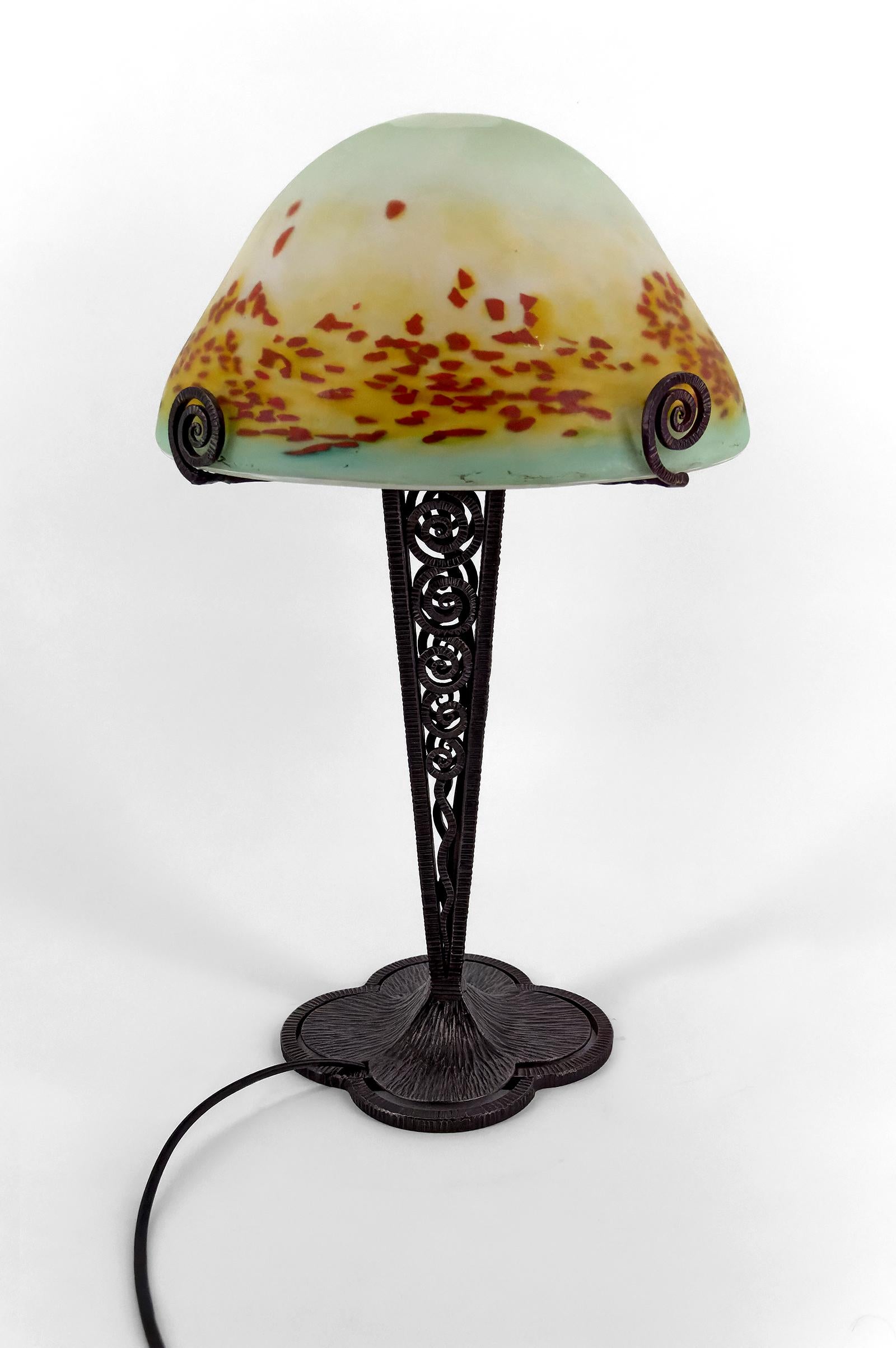 Français Lampe champignon en fer forgé et abat-jour en verre soufflé, France, vers 1920 en vente