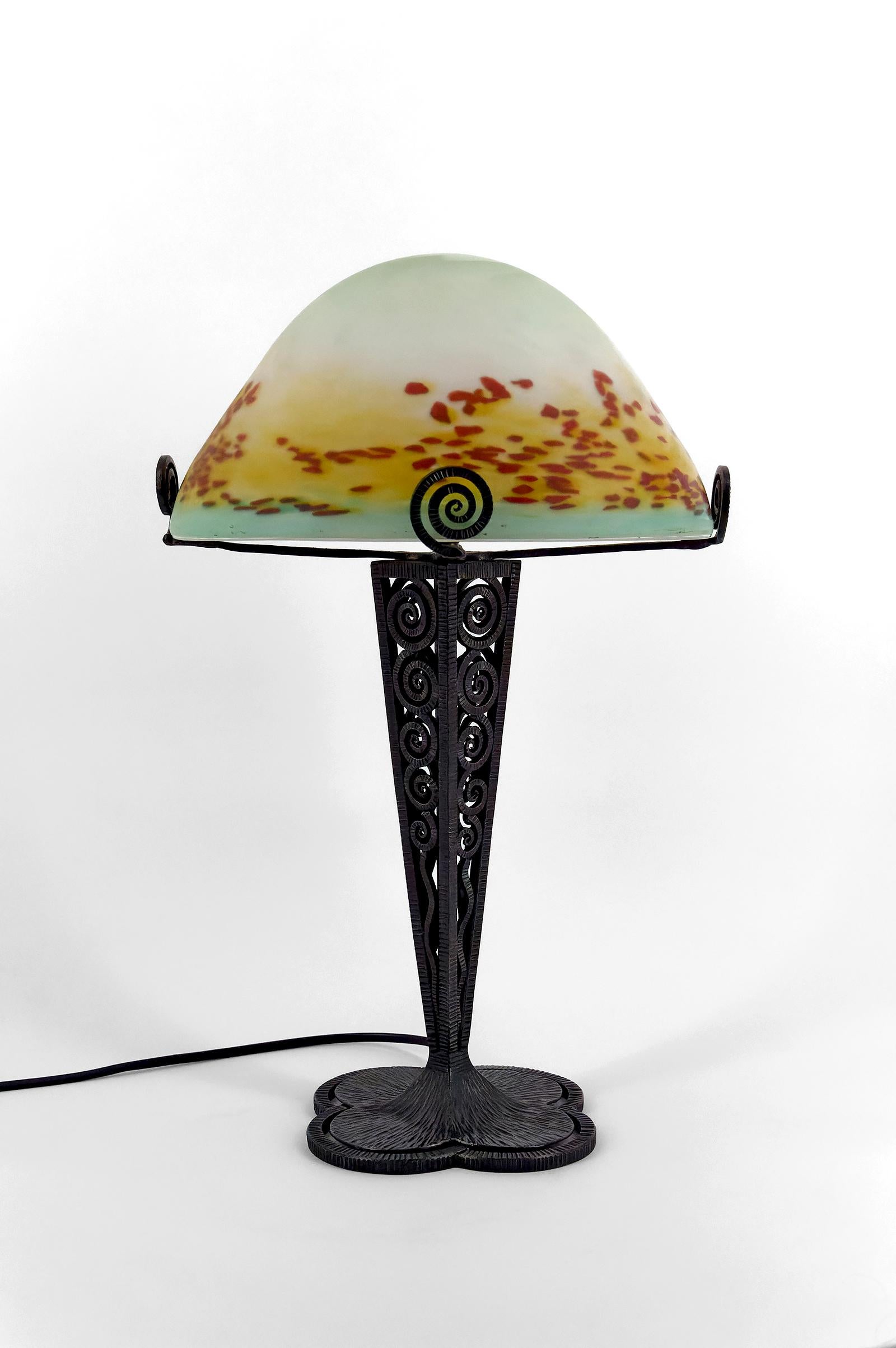 Sculpté Lampe champignon en fer forgé et abat-jour en verre soufflé, France, vers 1920 en vente