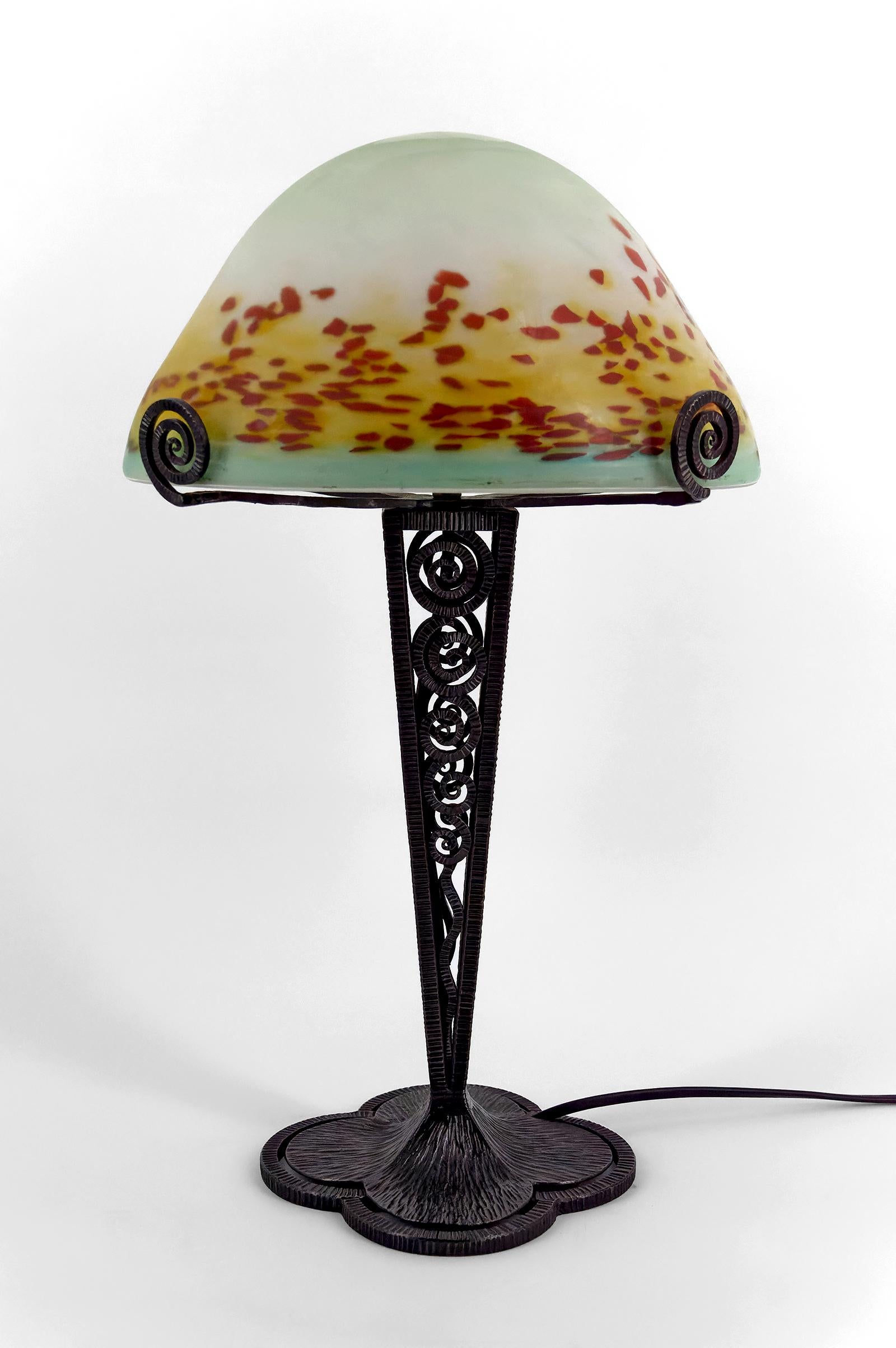Lampe champignon en fer forgé et abat-jour en verre soufflé, France, vers 1920 Bon état - En vente à VÉZELAY, FR